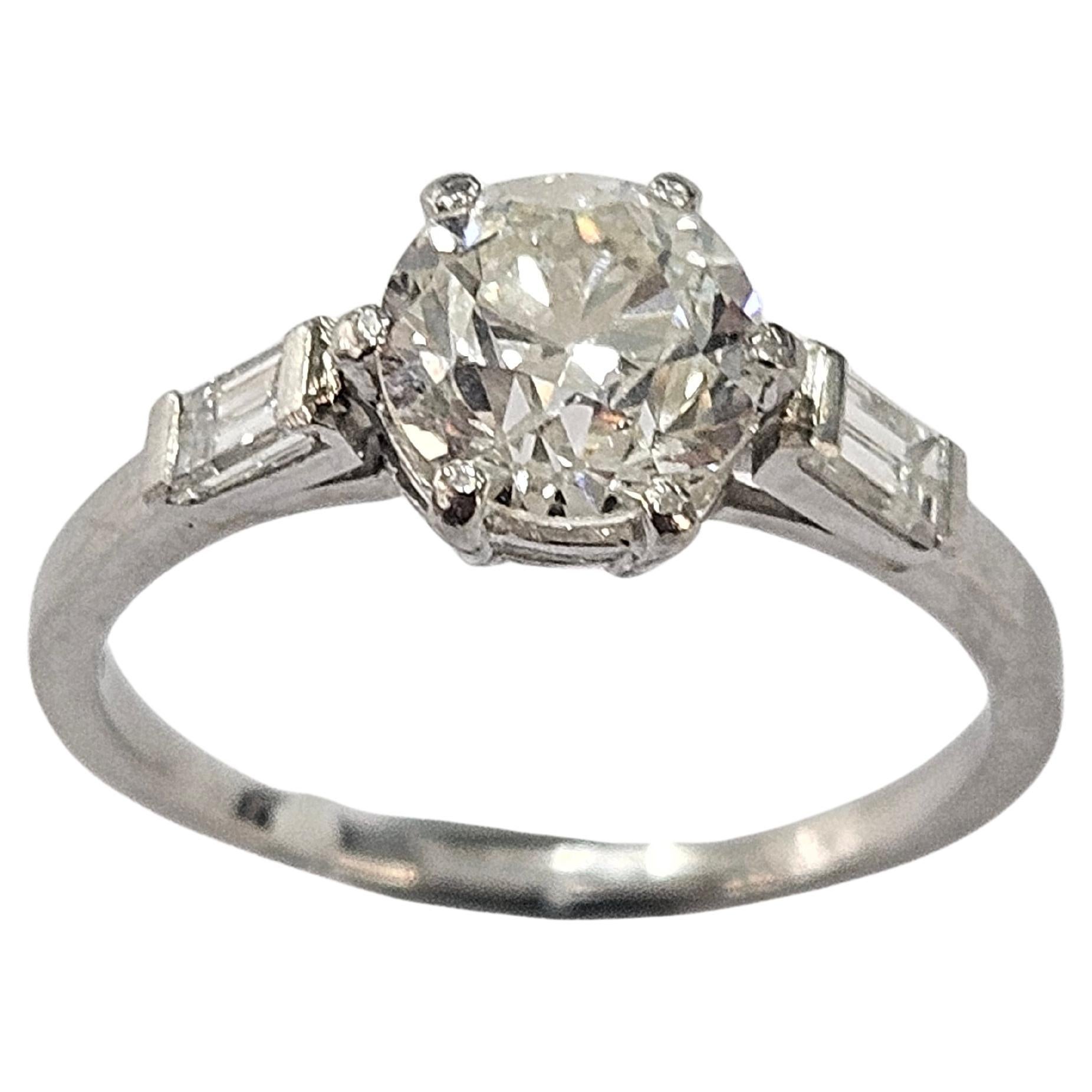 Anello antico Circa 1920 Diamante taglio vecchio da 1,25 carati e due Baguette in platino 950