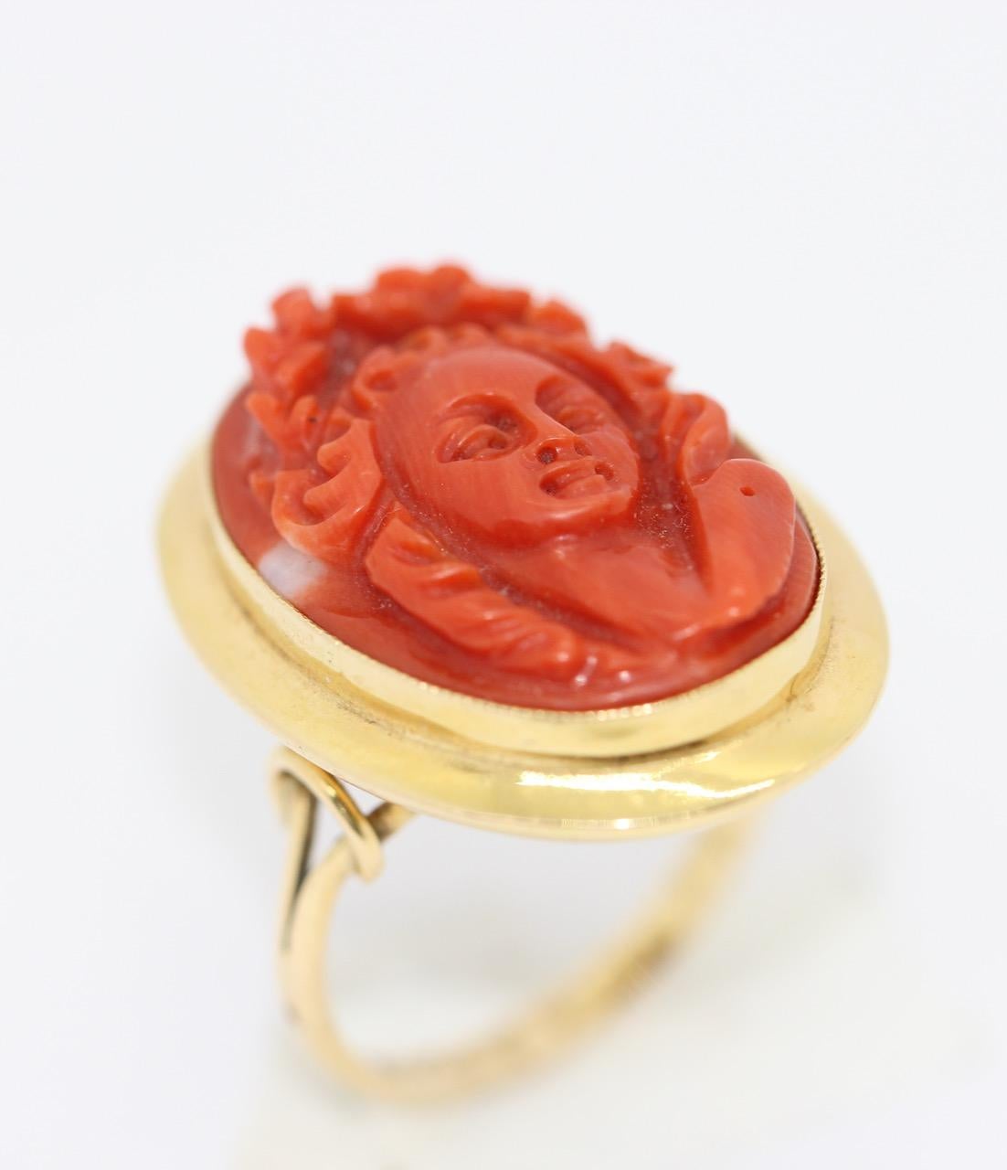 Antique Ring, Coral Cameo, 18 Karat Gold, Female Portrait In Excellent Condition For Sale In Berlin, DE