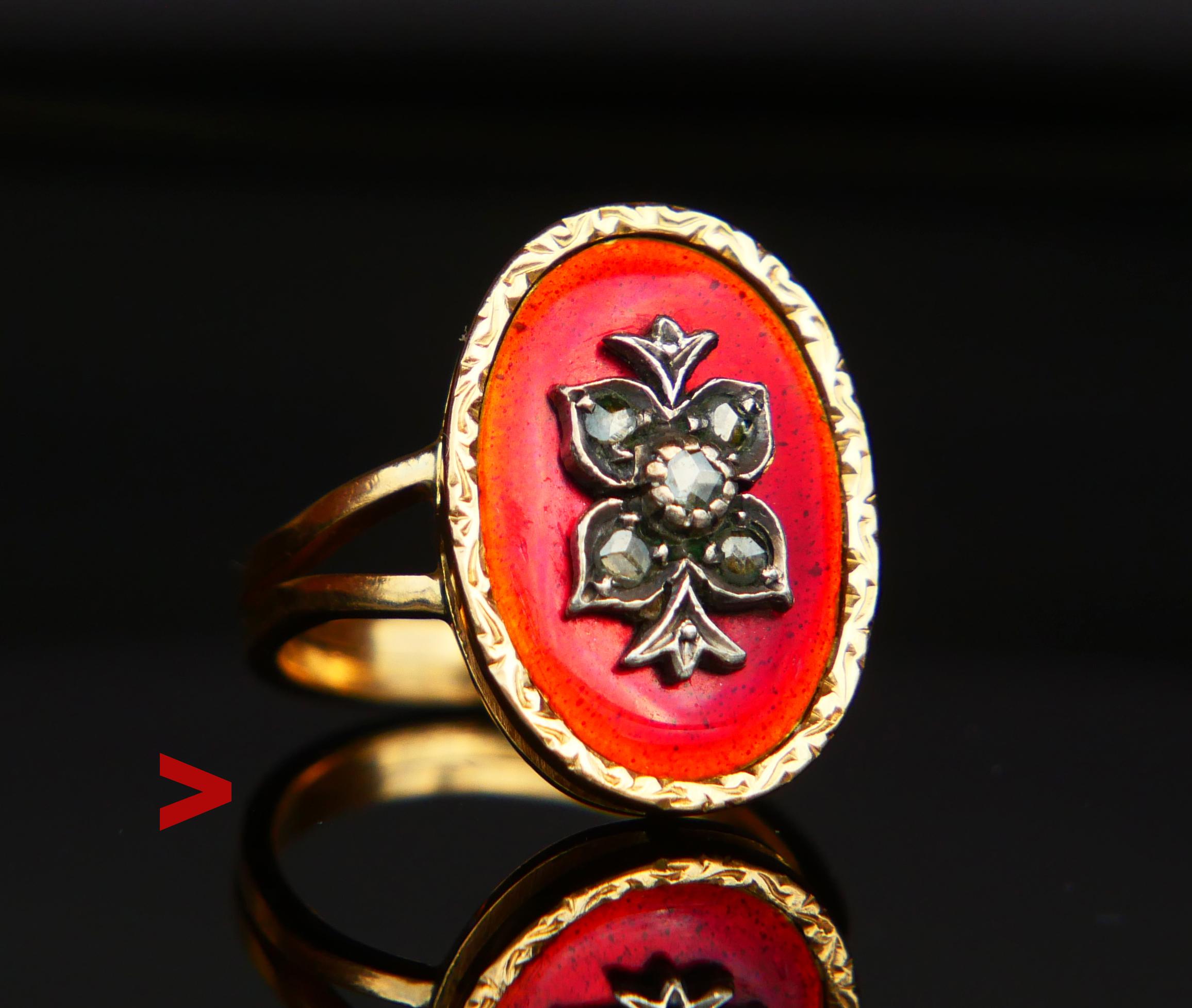 Ancienne bague russe ou finlandaise à la main - fabriquée entre la fin du 19e et le début du 20e siècle. Ornement floral avec diamants taillés en rose sur fond d'émail rouge translucide et moucheté. À partir de 1775, les bijoux en or ornés de