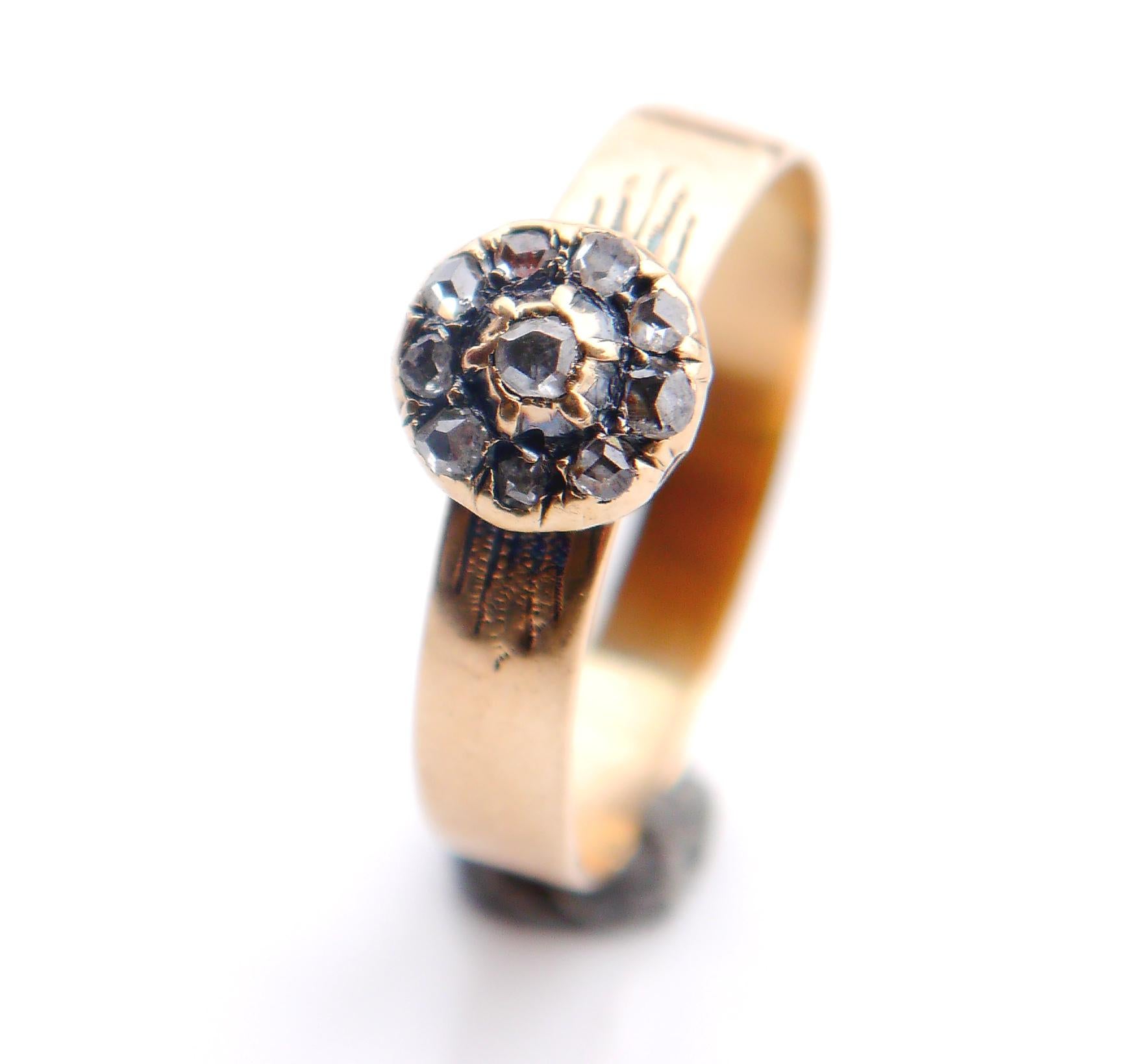 Antiker Halo-Ring mit massivem Rahmen aus 14K Gelbgold mit 10 Diamanten im Rosenschliff, mit geschlossener Rückseite.

Keine Punzierungen, wahrscheinlich deutscher Ring, ca. 1900-1930er Jahre.
Das Band ist 3.5 mm breit. Die Krone hat einen Ø von 8