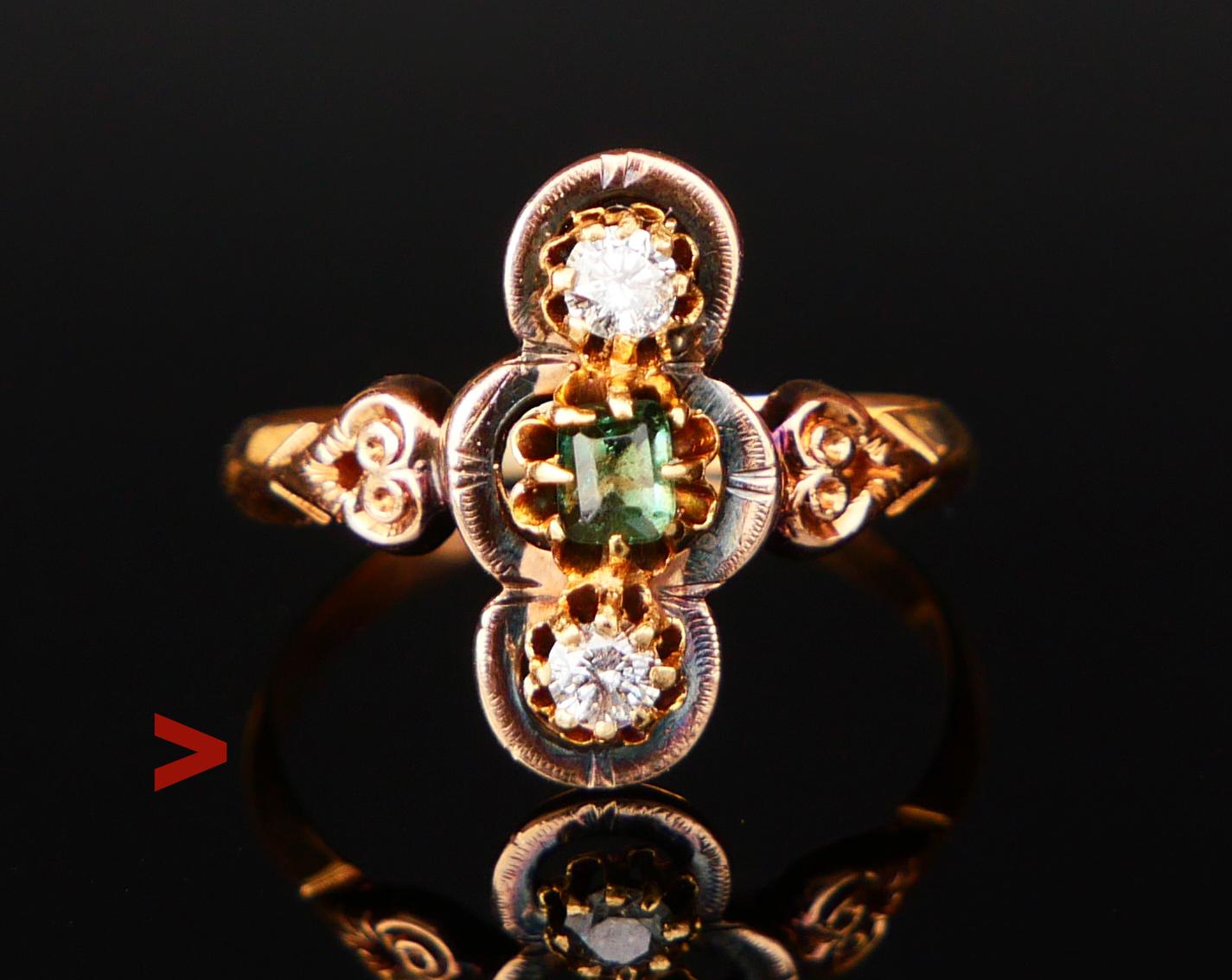 Anello con smeraldo e diamanti realizzato a mano nel 1900 ca. 1900s  - Anni '20 in oro giallo massiccio 18 ct con pietra di smeraldo naturale incastonata 3,25 mm x 2,75 mm / ca. 0,15 ct  due diamanti taglio vecchio Ø 2,75 mm ciascuno / 0,11 ct