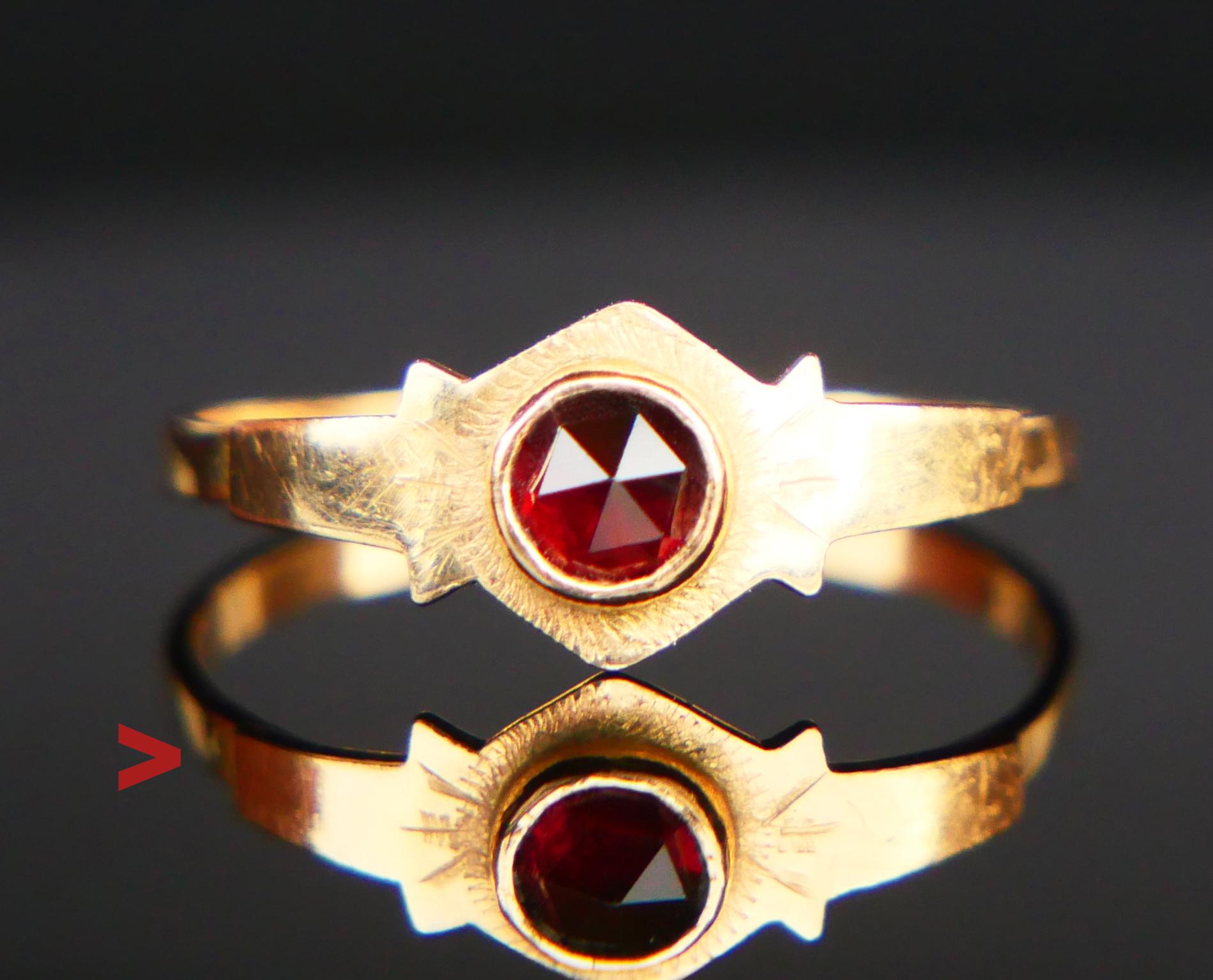 Anello europeo dell'inizio del XX secolo con fascia liscia e castone inciso in oro giallo 18 carati massiccio, decorato con granato rosso naturale taglio rosa Ø 4 mm / ca.025ct. Lato posteriore chiuso. La corona è alta 7 mm e profonda 3 mm.

Marchi