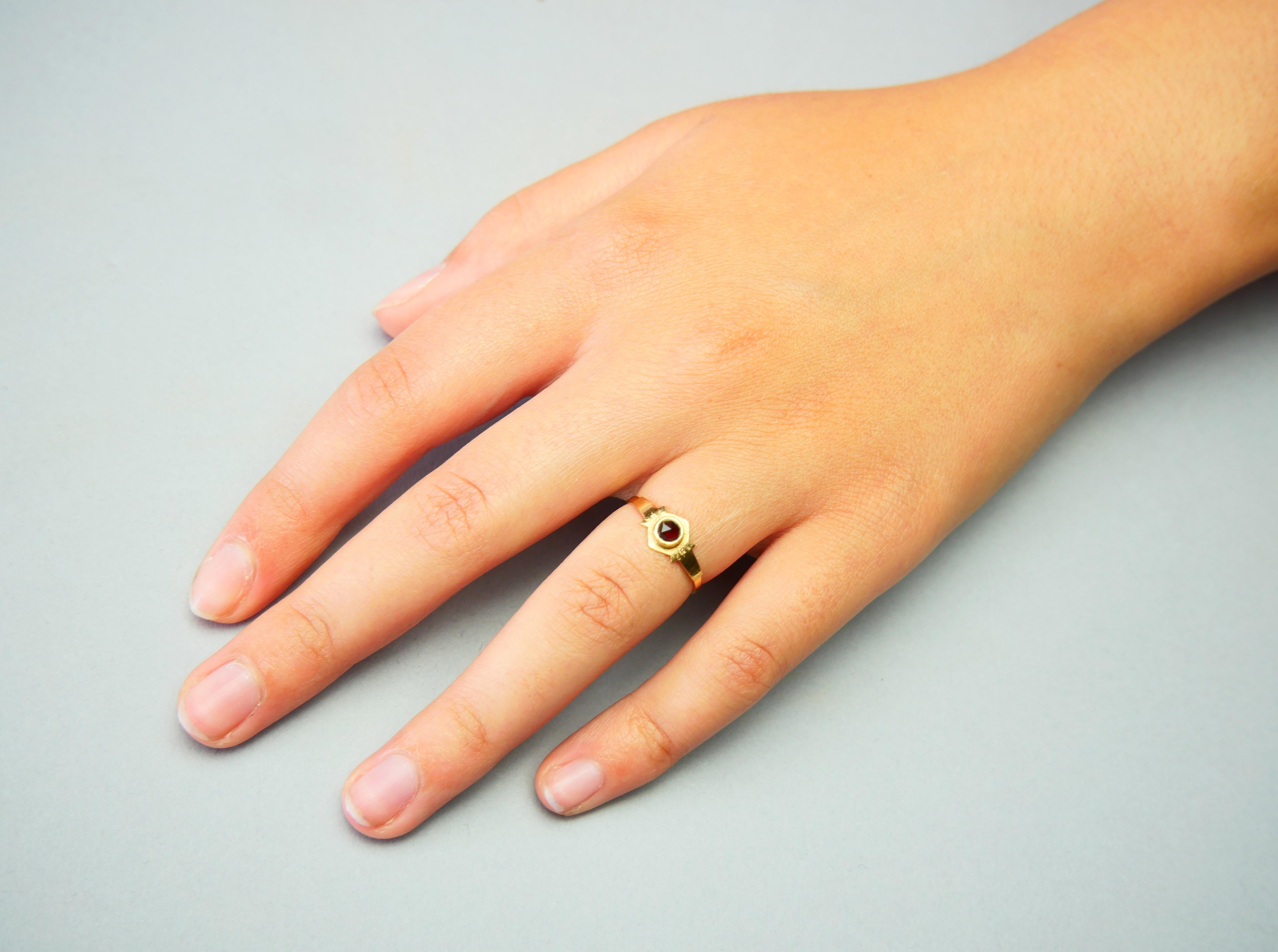 Anello antico Granato in oro massiccio 18K Ø US5.75 / 1.31 gr in vendita 1