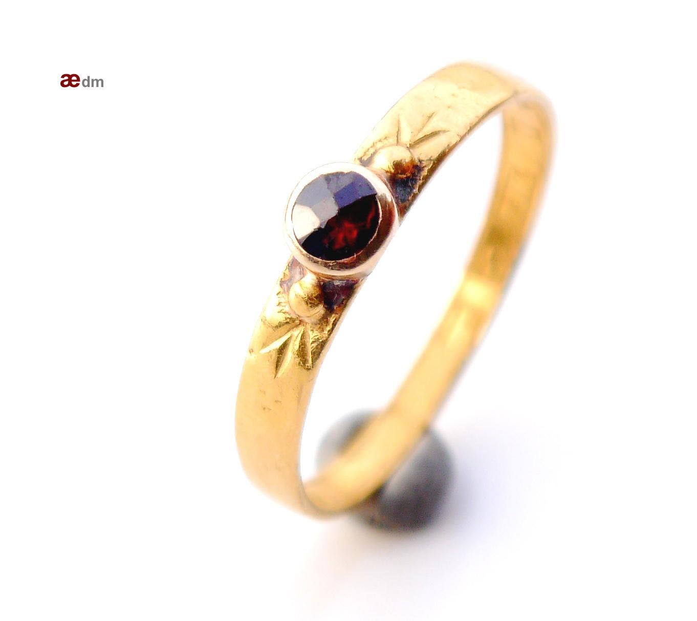 Women's Antique Ring Garnet solid 23K Gold Ø 7.75US / 2 gr
