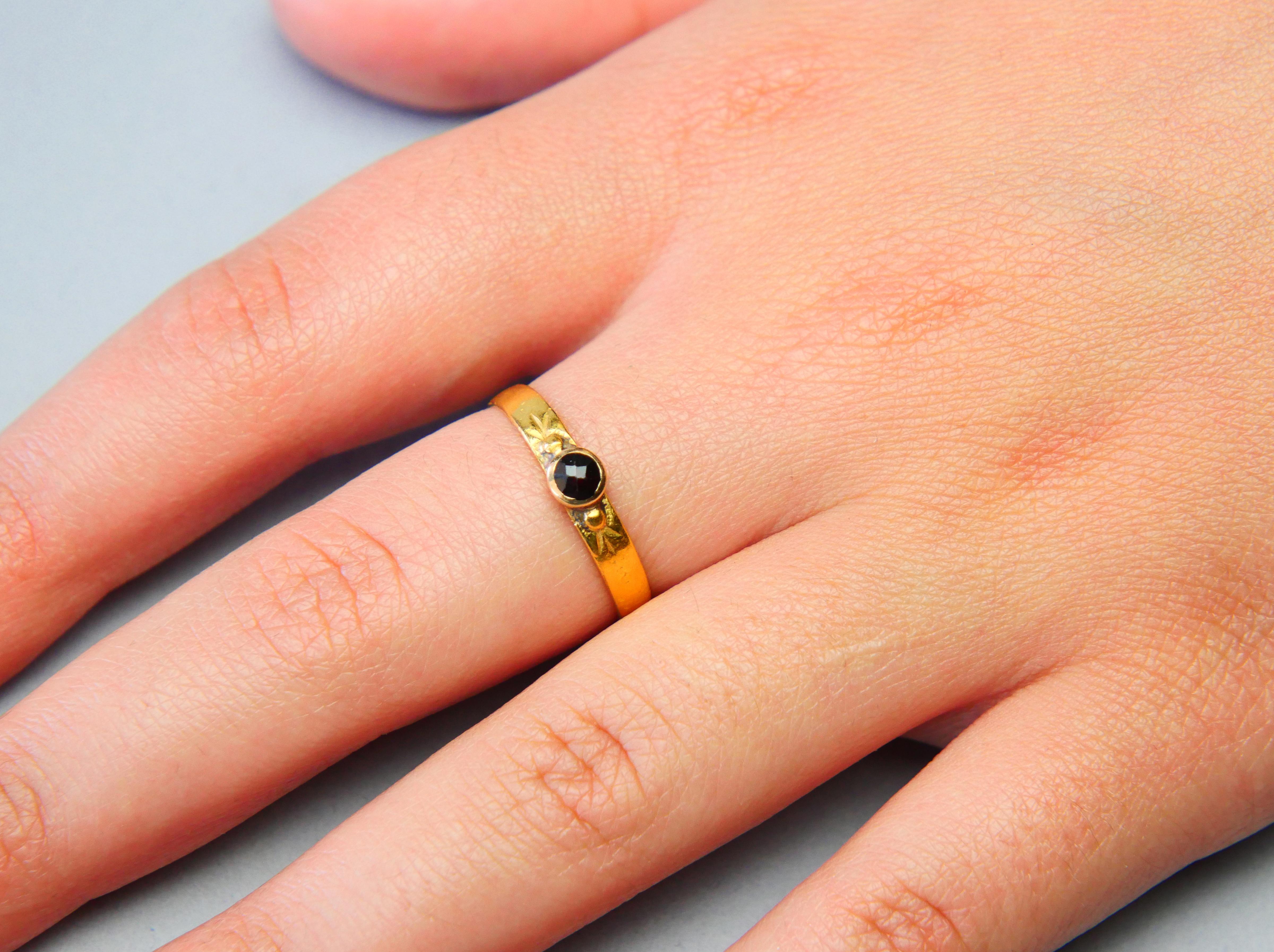 Antique Ring Garnet solid 23K Gold Ø 7.75US / 2 gr 1