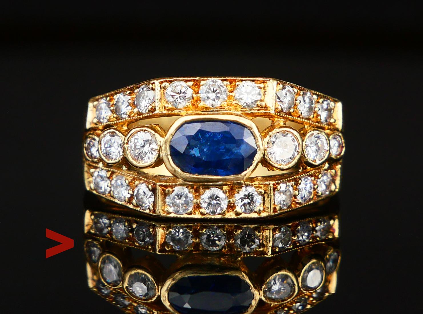 Ein Ring mit drei Reihen natürlicher Diamanten und einem Saphir im Ovalschliff in der Mitte.

Getragene Punzierungen 18K auf dem Band, europäische Handarbeit ca. 1920-1930er Jahre. 

Band ist 9,7 mm an der breitesten / 3,3 mm an der schmalsten