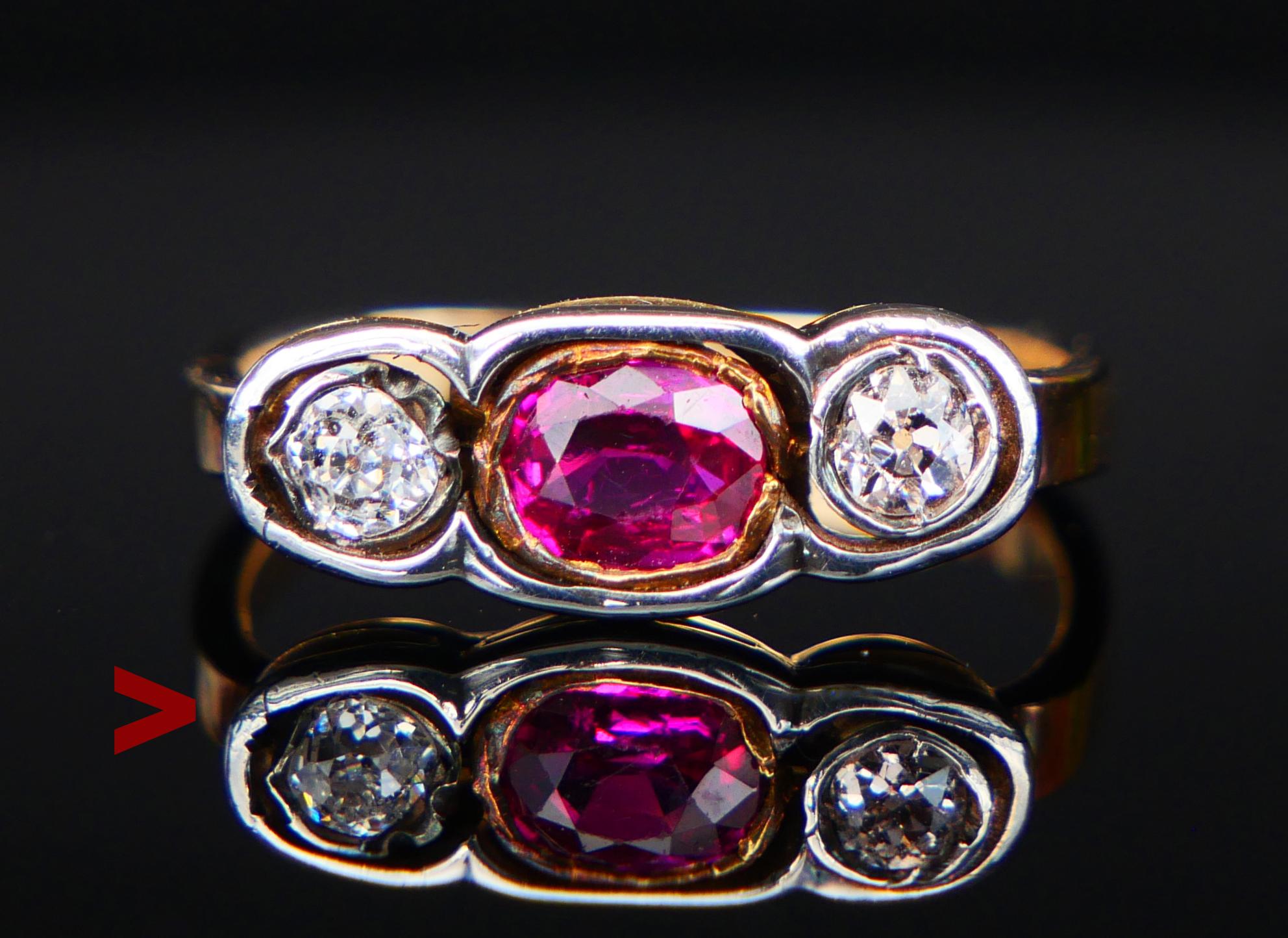 Drei Steine Rubin und Diamanten Ring Hand gemacht in ca. 1920- 1930er Jahren. Dieses Design mit sicheren Lünettenclustern ist perfekt für das tägliche/ständige Tragen.

Gestempelt 18K, wahrscheinlich deutsch.

Band aus massivem 18 k Gelbgold mit