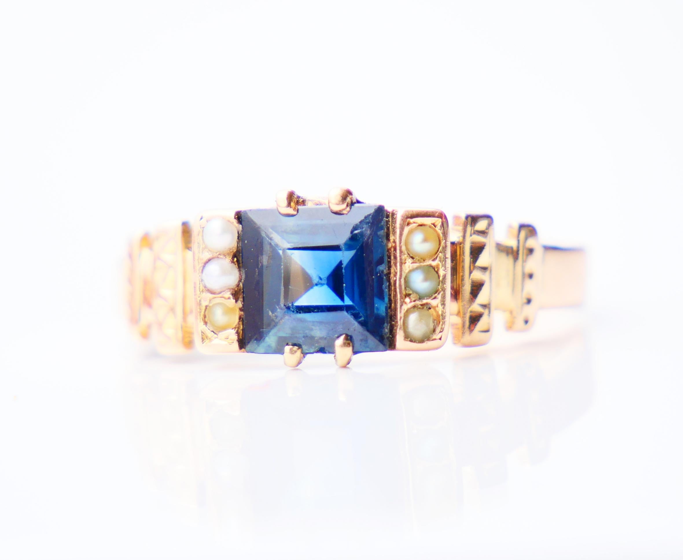 Schöner alter Ring in massivem 18K Gelbgold mit natürlichem mittelgroßem blauem Saphir und 6 Miniatur Natursamenperlen.

Natürlicher Saphir / Princess-Schliff 6mm x 6 mm / ca. 1,3 ct , Einschlüsse und Zonierung sichtbar.

Markiert 18K ,Schwedischer