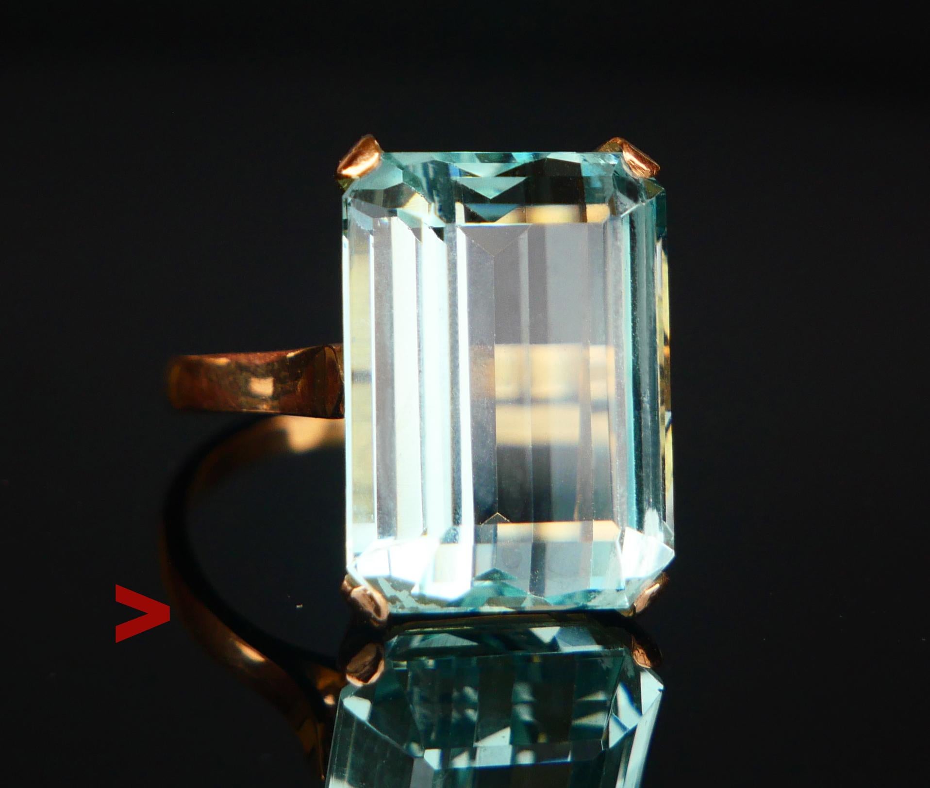 Un anillo  en oro amarillo macizo de 18 quilates con hombros lisos, decorada con aguamarina natural talla esmeralda engastada en garras de color azul claro con tinte verde, que mide  16,5 mm x 12,75 mm x 8,5 mm de profundidad / unas 15 ct. 
La