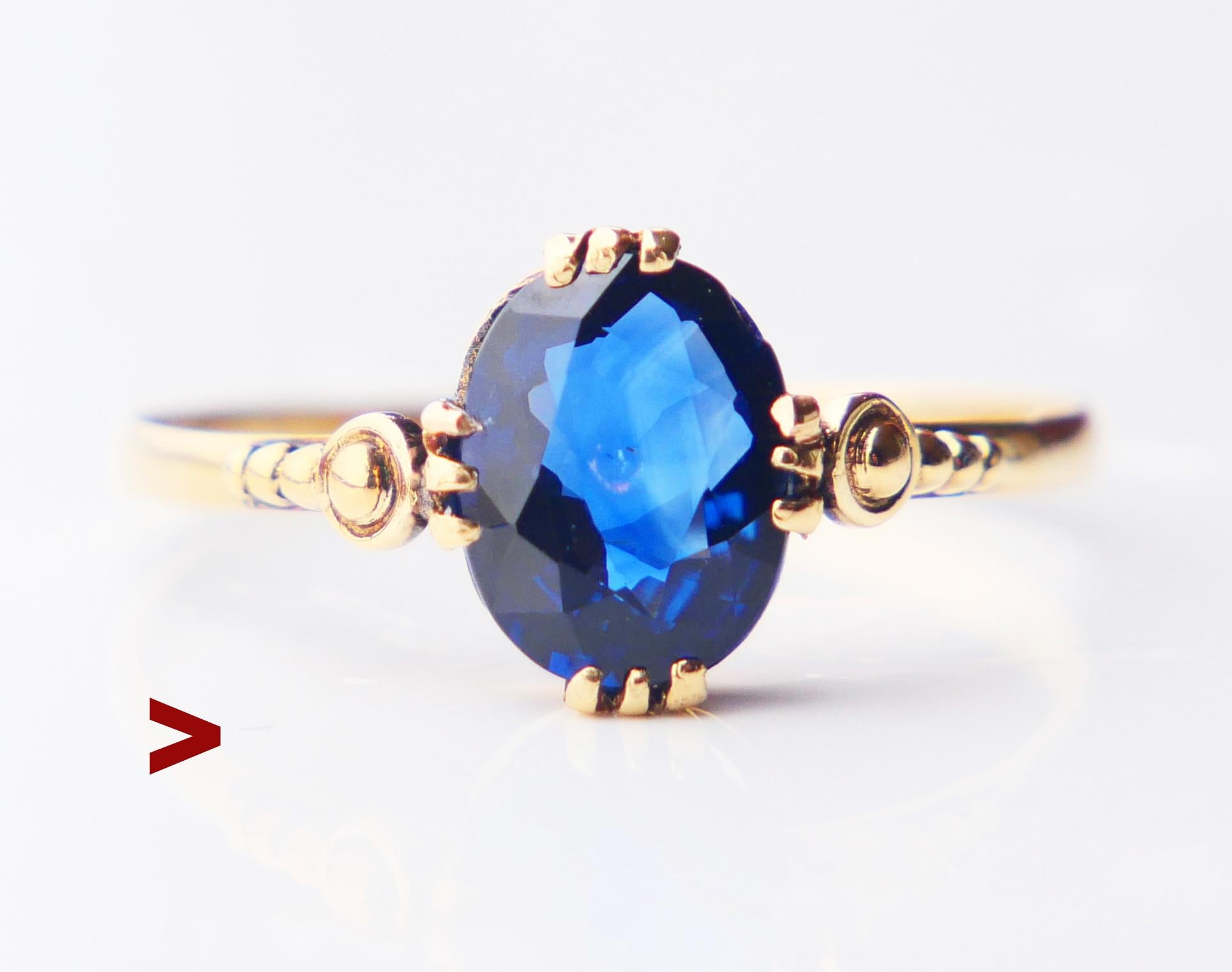 Anello con fascia in oro giallo massiccio 18 carati e zaffiro naturale taglio ovale 8,5 mm x 7 mm x 3,7 mm di profondità / circa 2 carati. La pietra è blu di media intensità con spettacolari nebulose colorate e inclusioni al centro ben visibili con