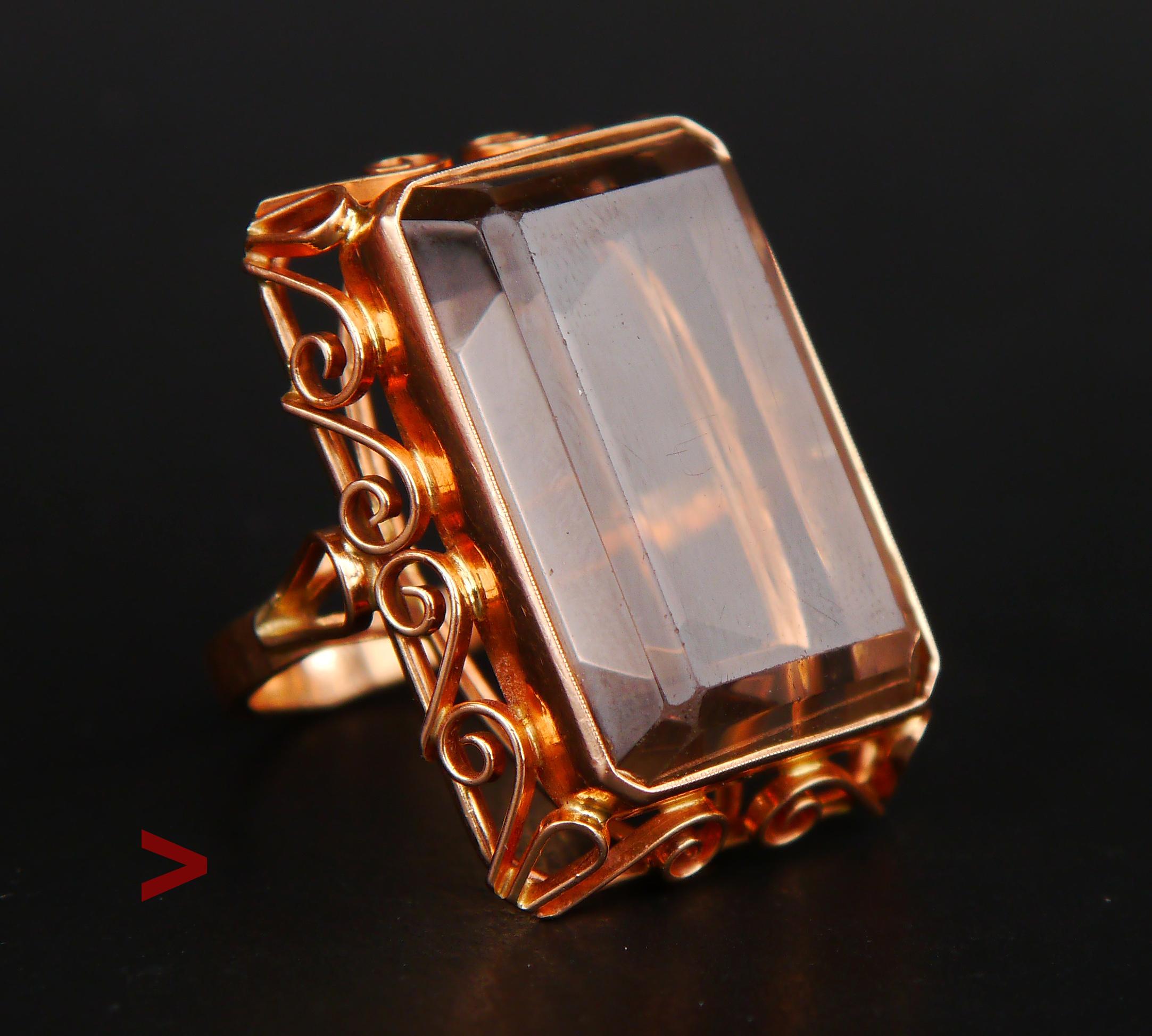Anillo de cóctel polaco de la época Art-Deco. Marco ornamental de oro rosa macizo de 14 quilates con Citrino natural o Cuarzo ahumado engastado en bisel/variedad de piedra de Cuarzo que mide 25 mm x 17 mm x 11 mm de profundidad/alrededor de 35 ct.