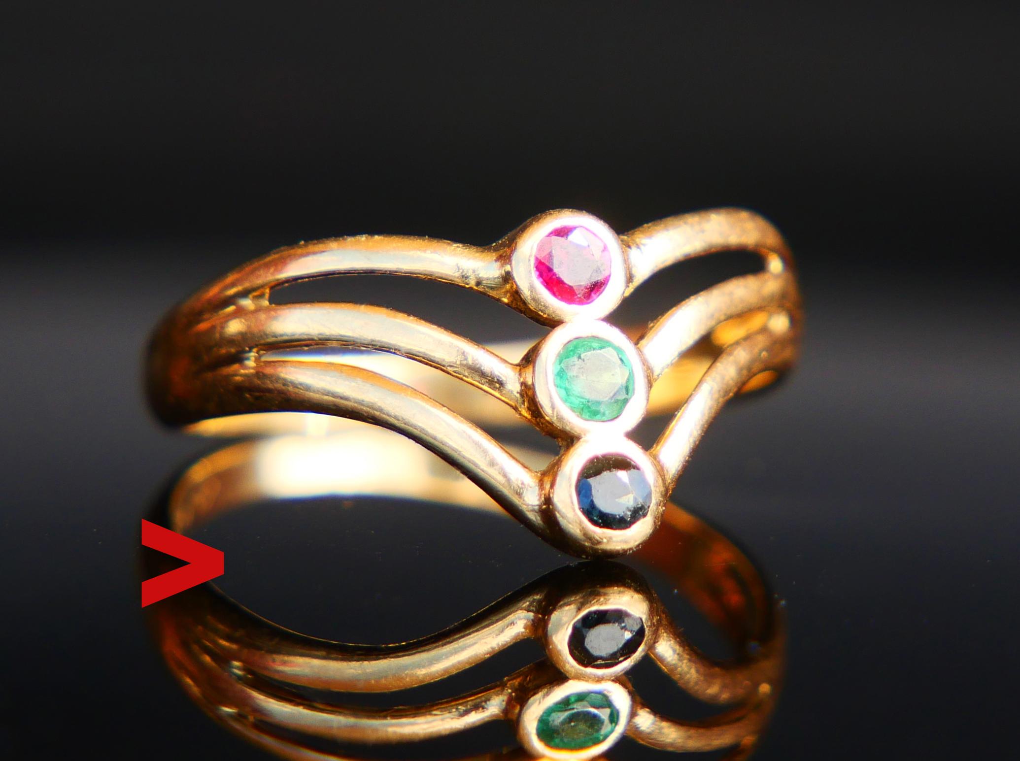 Antiker Ring natürlicher Rubin Smaragd Saphir massiv 18K Gold Ø6US/ 1.9gr (Art déco) im Angebot