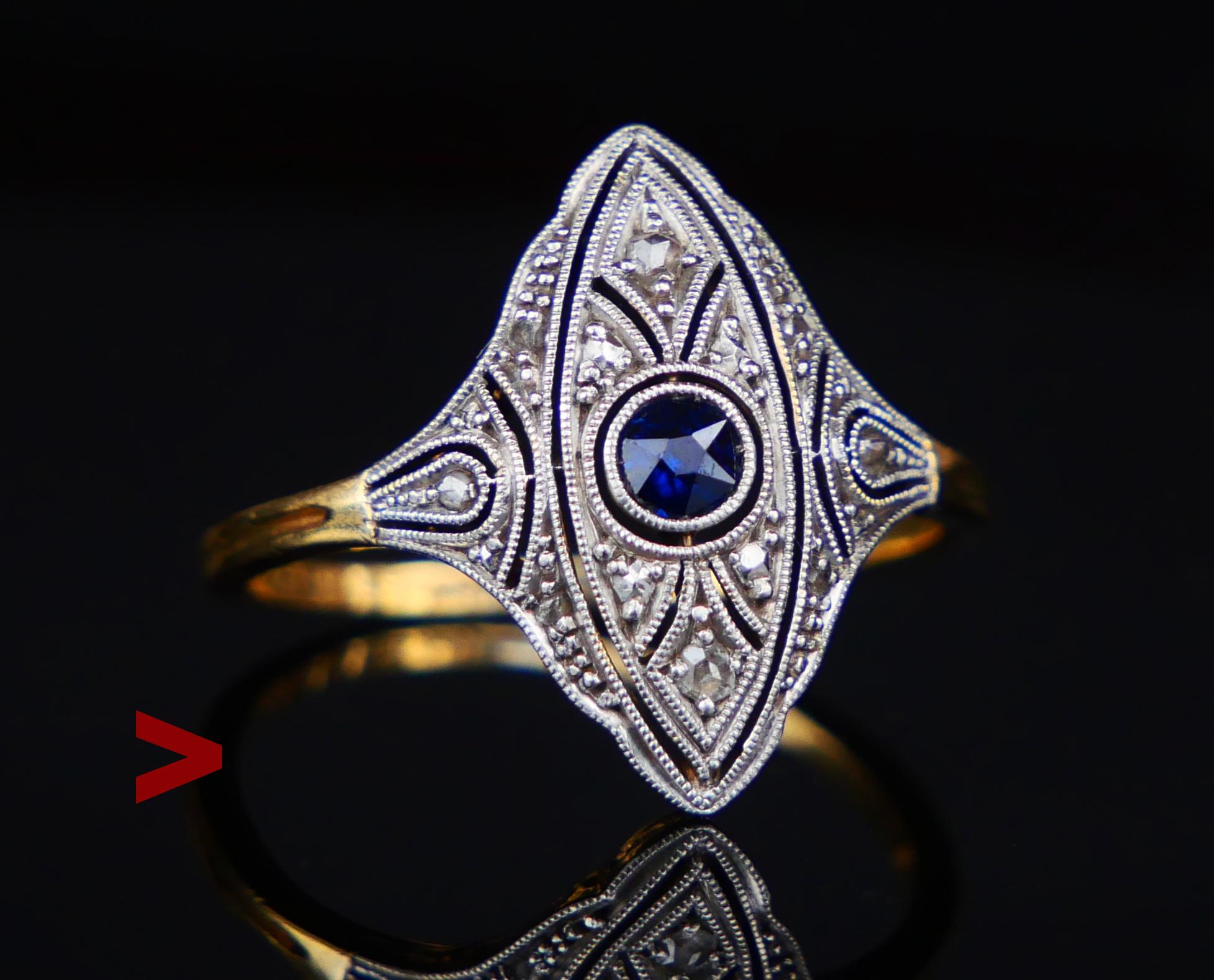 
Anillo de época Art-Decó con navette calada en forma de corona convexa con la parte superior de Platino engastada con zafiro azul natural talla diamante antiguo en bisel cruzado acentuado con 12 diamantes talla rosa engastados, banda de oro macizo