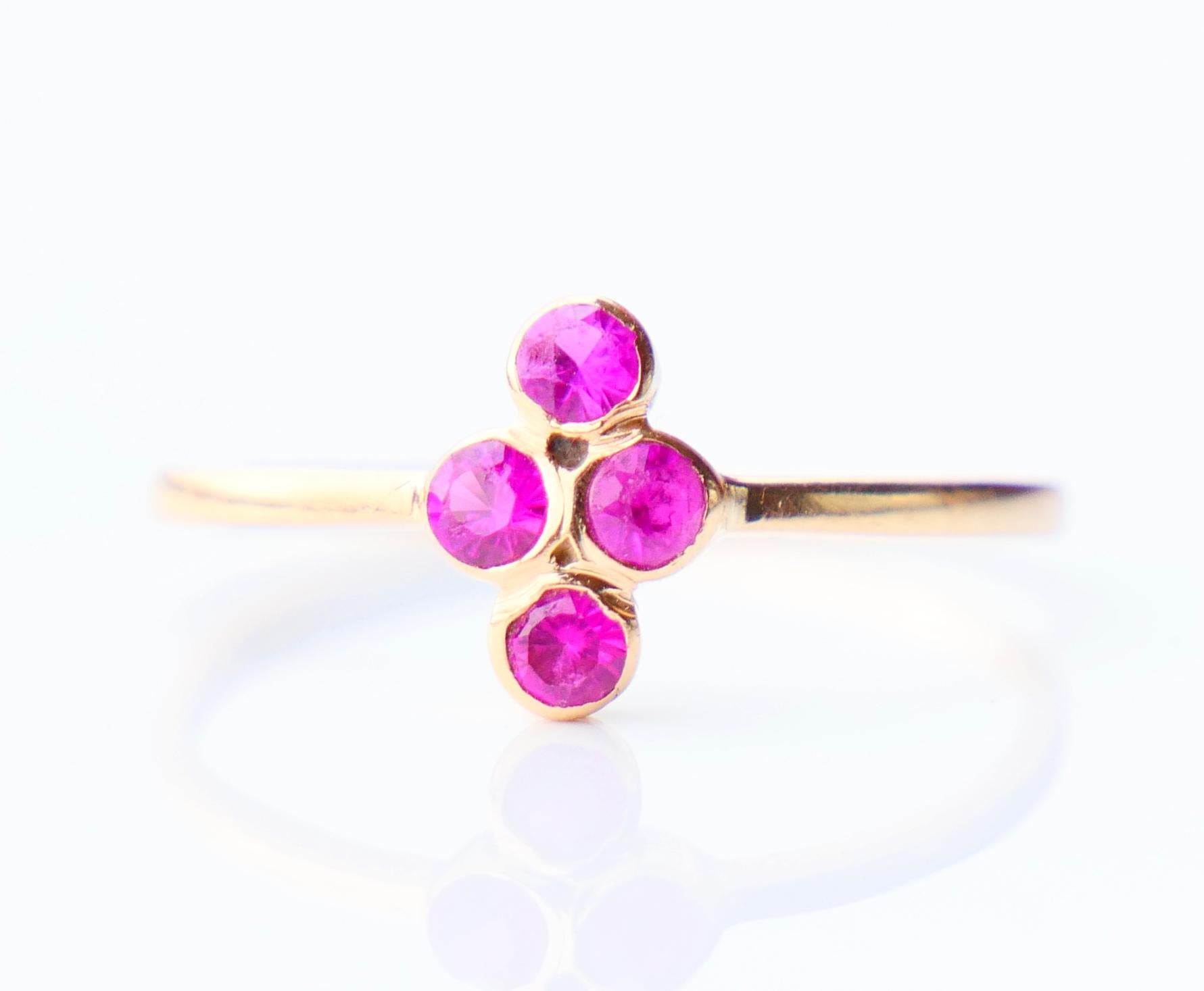 Precioso anillo de cuatro piedras, probablemente alemán, hecho a mano hacia 1920-1930. 1920-1930. Brazalete de oro amarillo macizo de 18 ct / con matrícula 750, con racimos en el bisel que contienen rubíes rojos (probablemente de laboratorio) talla