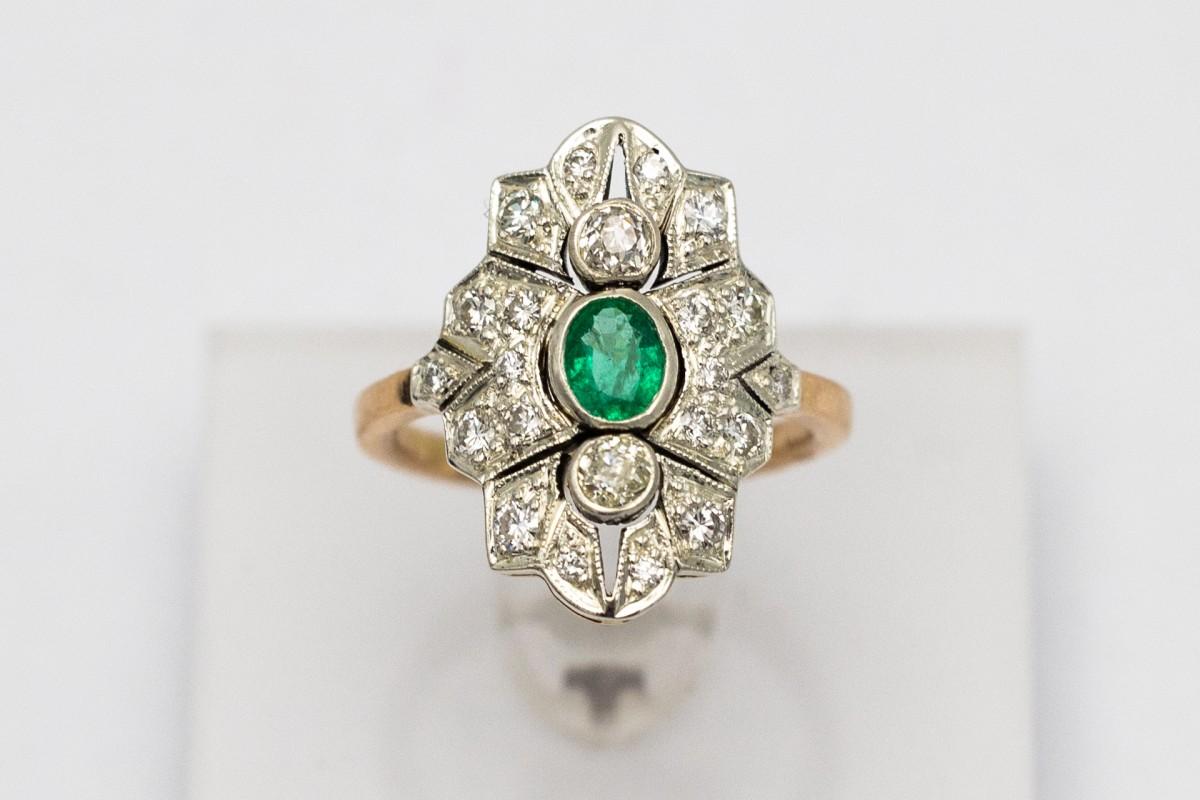 Oval Cut Antique ring with diamonds and emerald, Austria-Hungary, early 20th century. For Sale