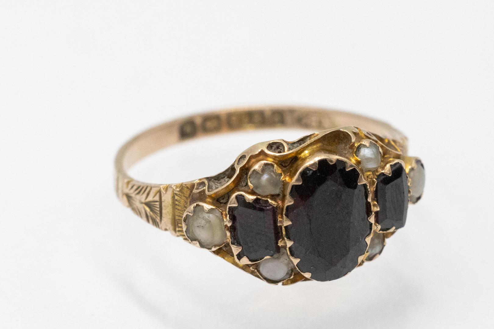 Taille ovale Bague ancienne avec grenats et perles naturelles, Grande-Bretagne, 1909. en vente
