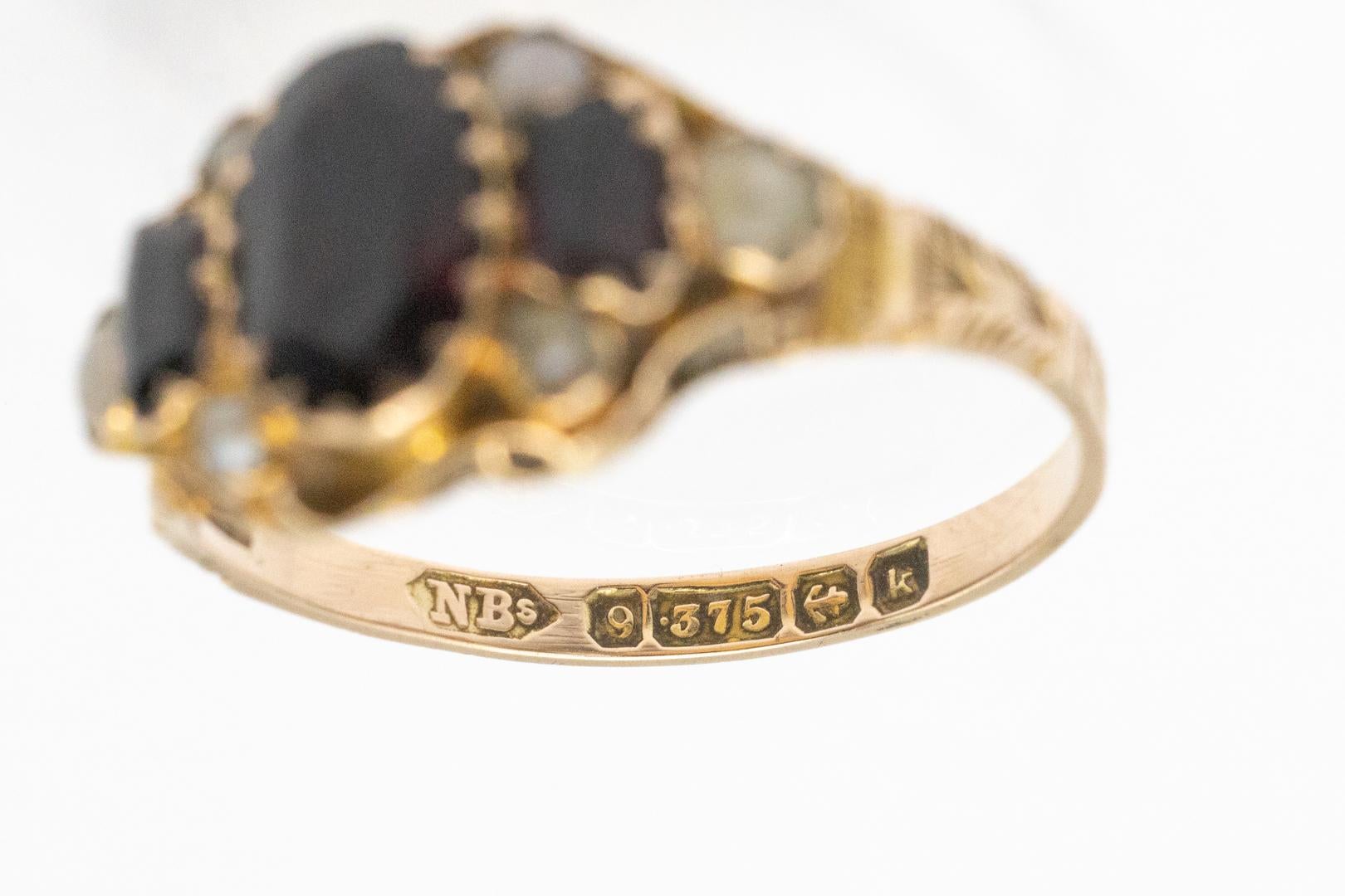 Bague ancienne avec grenats et perles naturelles, Grande-Bretagne, 1909. Bon état - En vente à Chorzów, PL