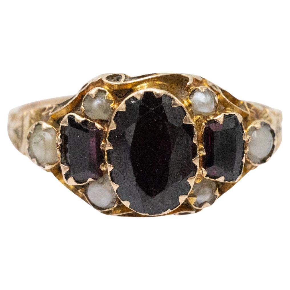 Anello antico con granati e perle naturali, Gran Bretagna, 1909.