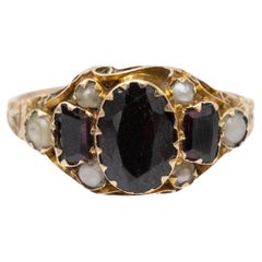Antique ring with garnets and natural pearls, Great Britain, 1909.