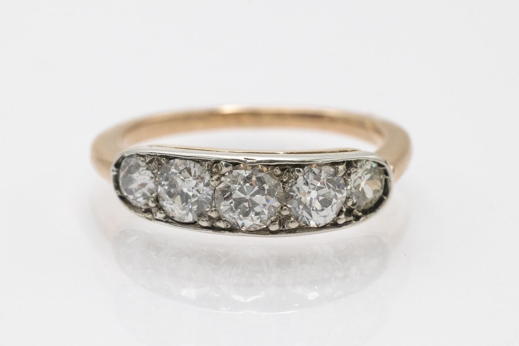 Un anello unico realizzato con elementi in oro giallo a 14 carati e argento con diamanti incastonati.

Questo anello vanta un bellissimo design senza tempo ed è impreziosito da cinque diamanti antichi con taglio a brillante per un peso totale di