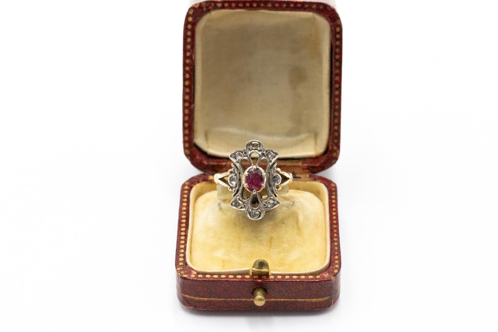 Art Nouveau Anello antico con rubino ovale e diamanti. in vendita