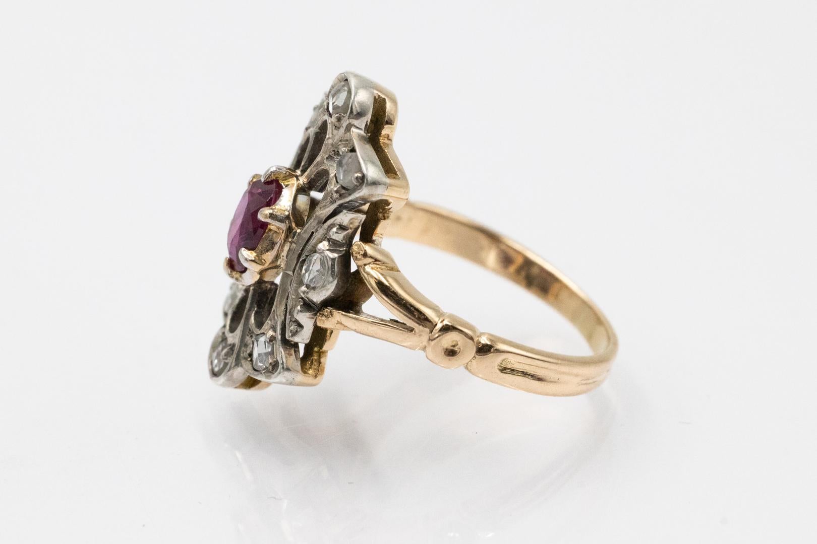 Anello antico con rubino ovale e diamanti. In condizioni buone in vendita a Chorzów, PL