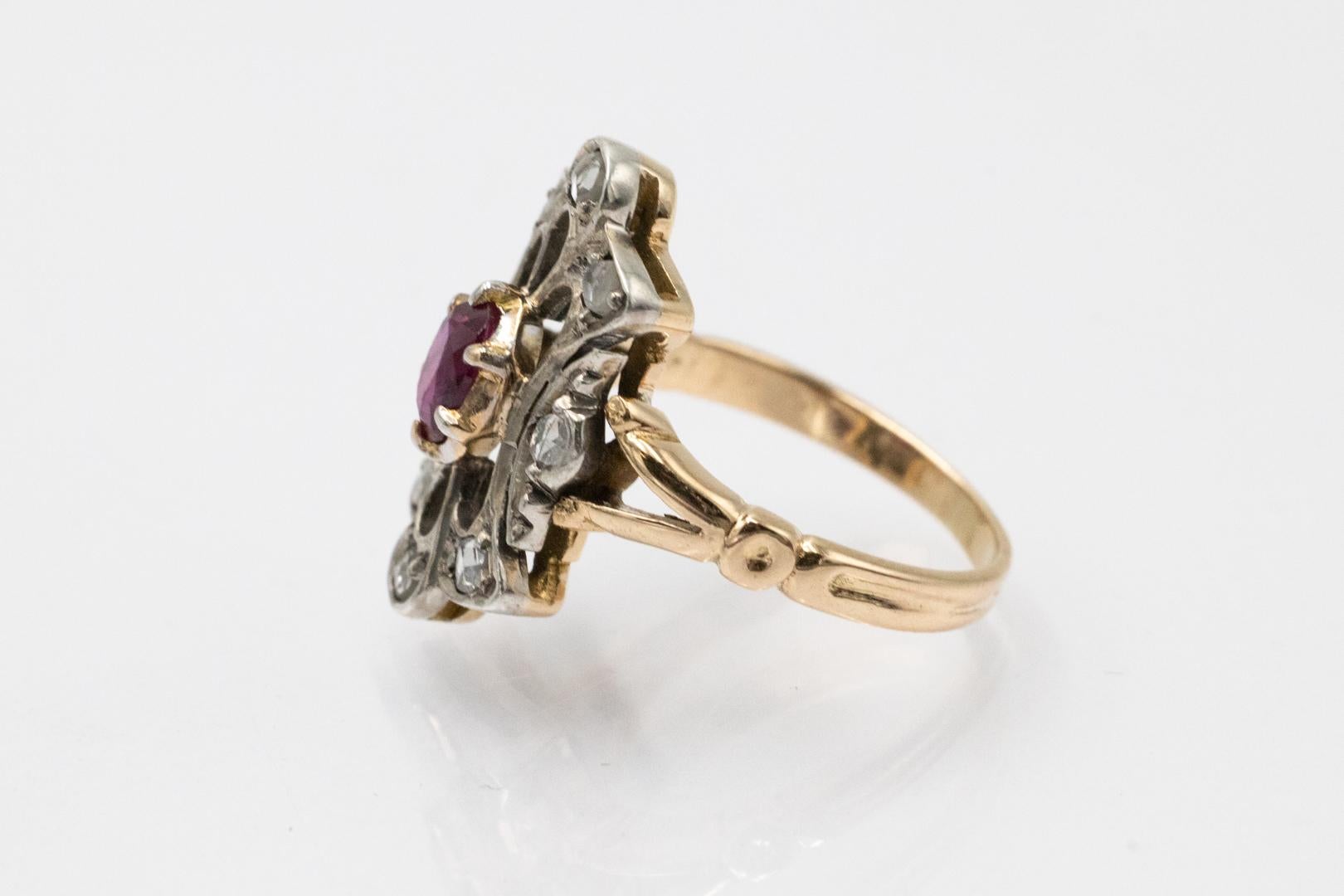 Anello antico con rubino ovale e diamanti. in vendita 1