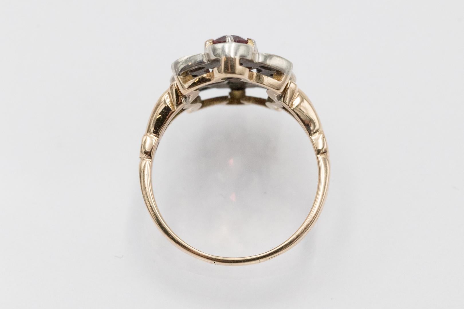 Anello antico con rubino ovale e diamanti. in vendita 2