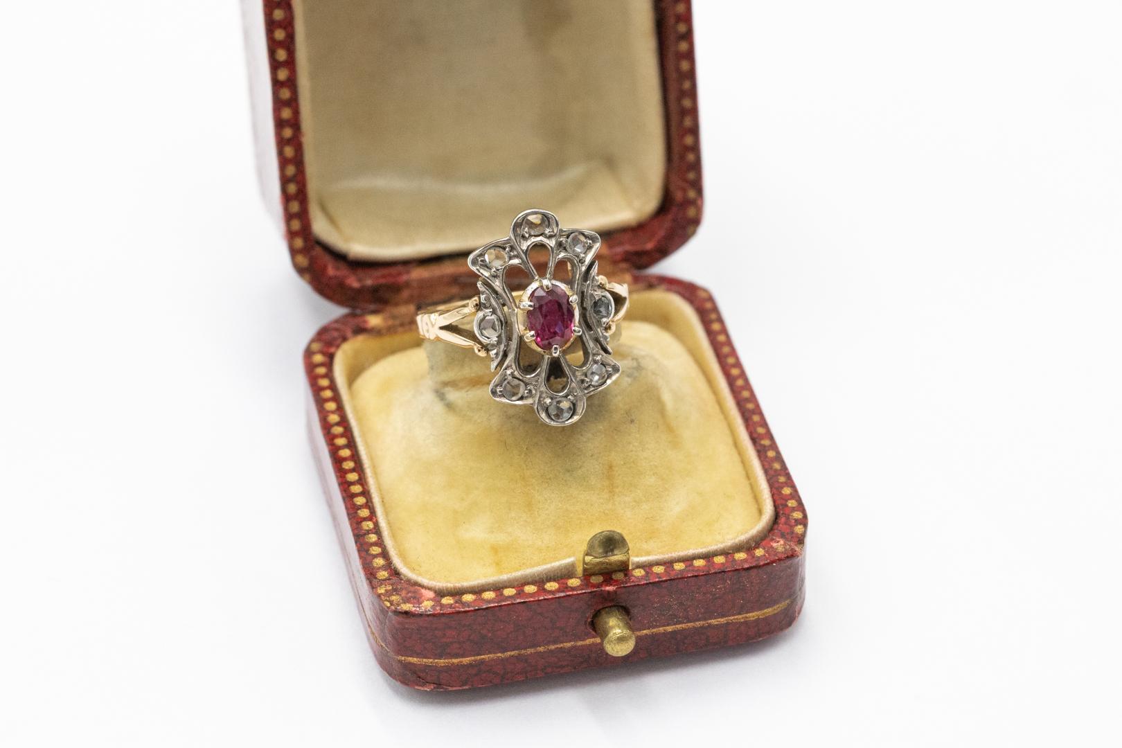 Anello antico con rubino ovale e diamanti. in vendita 3