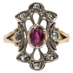Anello antico con rubino ovale e diamanti.