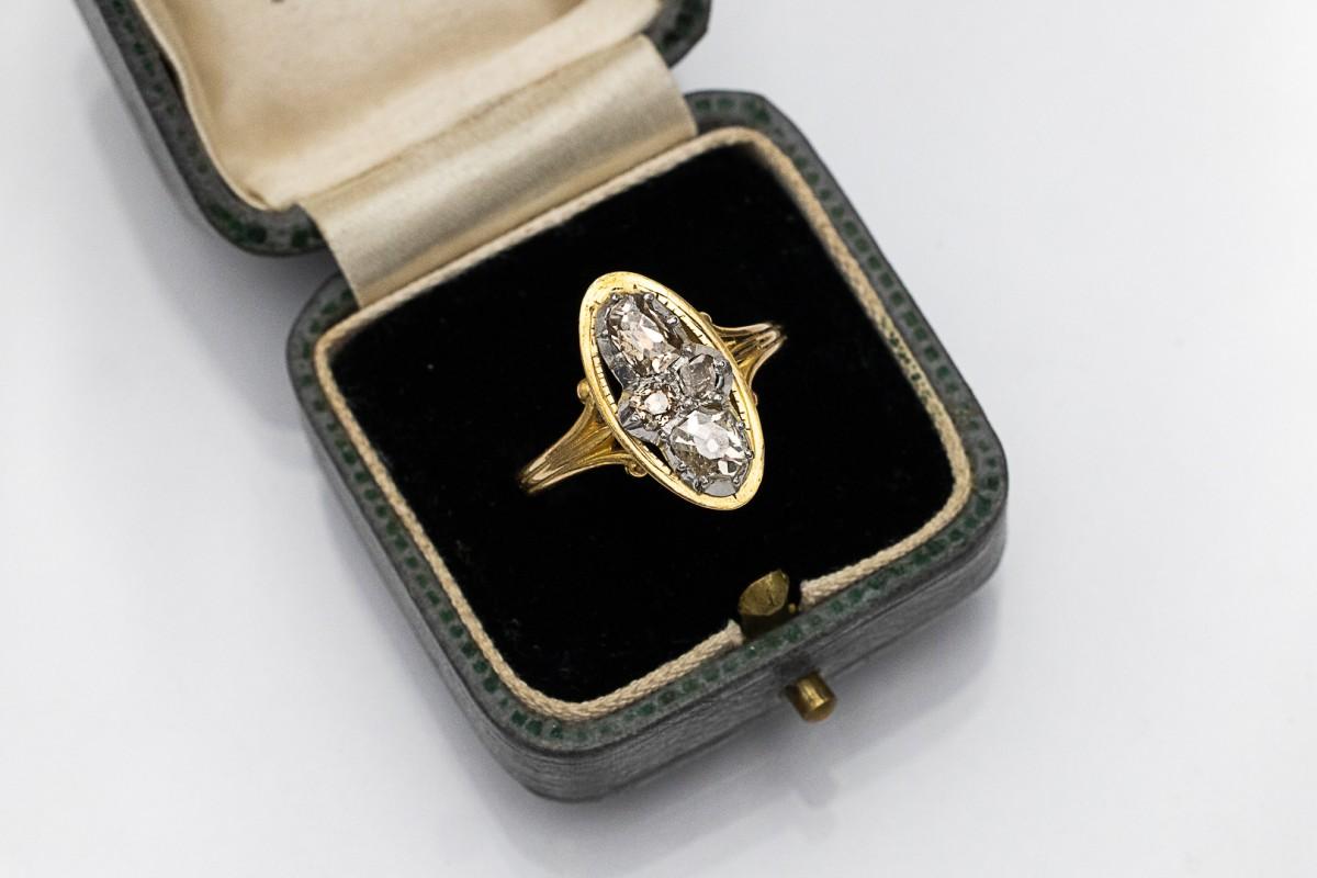 Bague ancienne en or avec des diamants taillés en rose.

Bague en or jaune 18 carats (titre 0,750) et éléments en platine (titre 0,950).

Origine : France, vers 1920, poinçon d'importation français conservé des années 1920

La bague allongée est