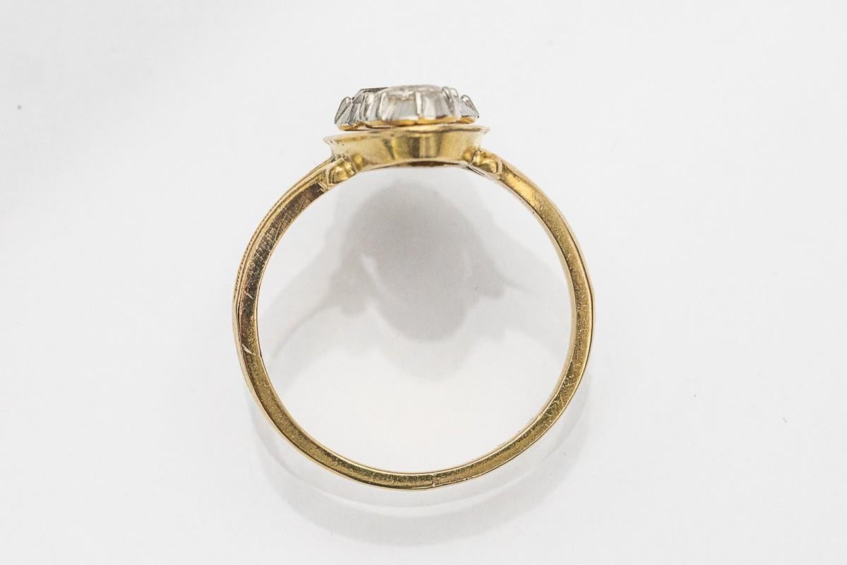 Taille rose Bague ancienne avec diamants taillés en rose, or jaune 18 carats, France, vers 1920. en vente