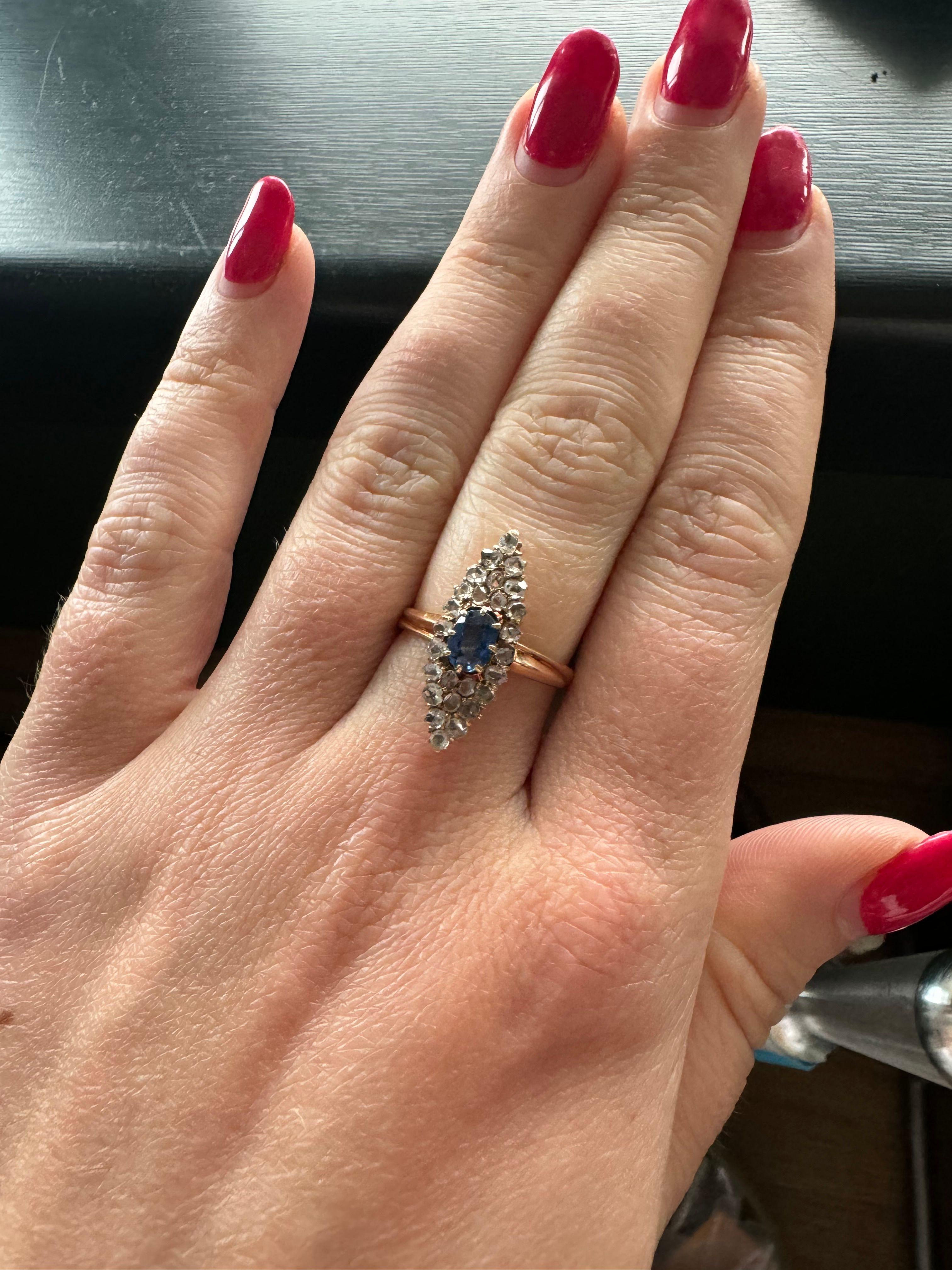 Ring made of 14 carat red gold with a marquise-shaped front decorated with a sapphire weighing approx. 0.30 ct. Additionally, it is surrounded by numerous diamonds in the old rosette cut. Color: G-H, purity: SI-P.

Size: 13 (53) - size adjustment