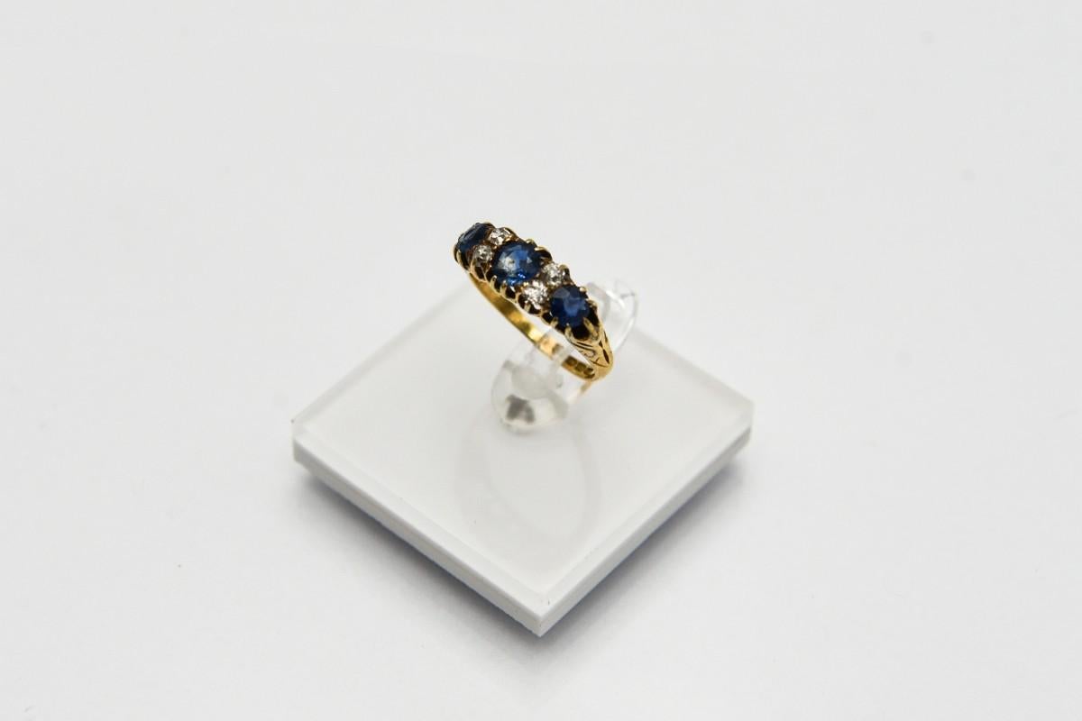 Women's or Men's Antique ring with sapphires and diamonds, Great Britain, mid-19th century. For Sale