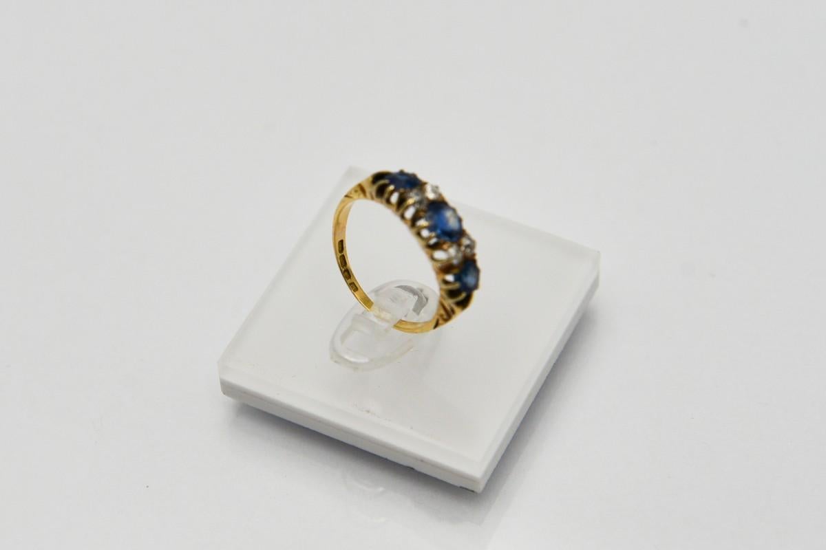 Antique ring with sapphires and diamonds, Great Britain, mid-19th century. For Sale 2