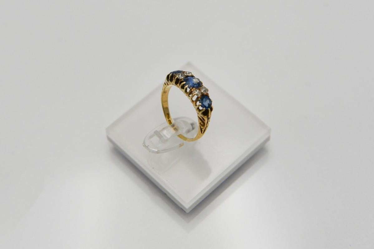 Antique ring with sapphires and diamonds, Great Britain, mid-19th century. For Sale 3