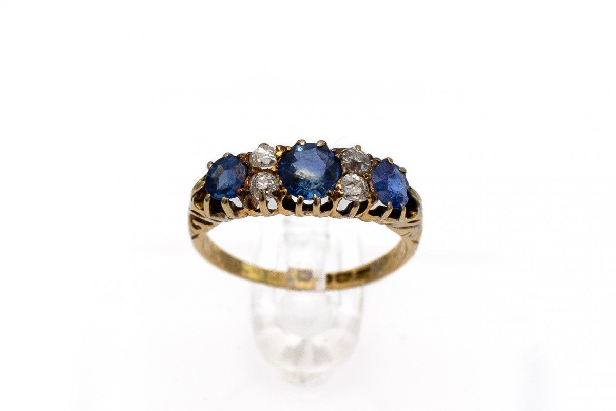 Antique ring with sapphires and diamonds, Great Britain, mid-19th century. For Sale
