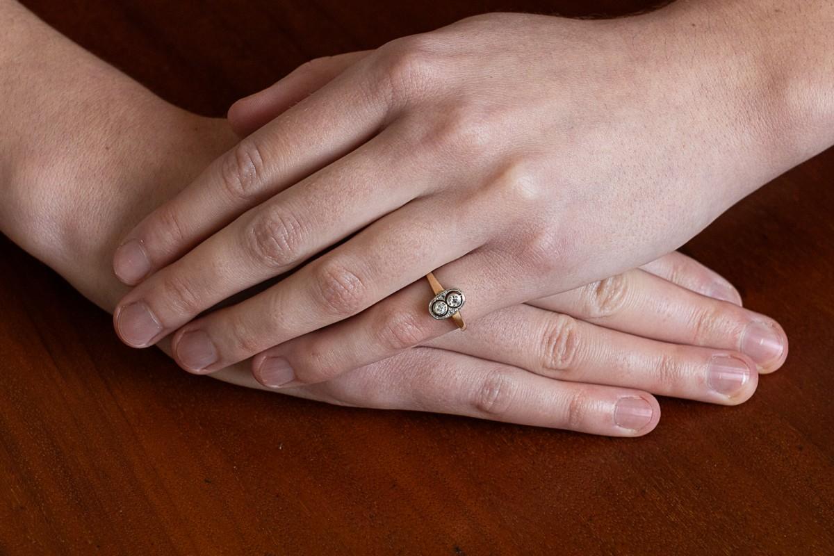 Bague ancienne avec deux diamants de 0,20ct et gravure florale

Bague intemporelle à la forme intéressante en or 14 carats et éléments en platine, ornée de deux diamants 
