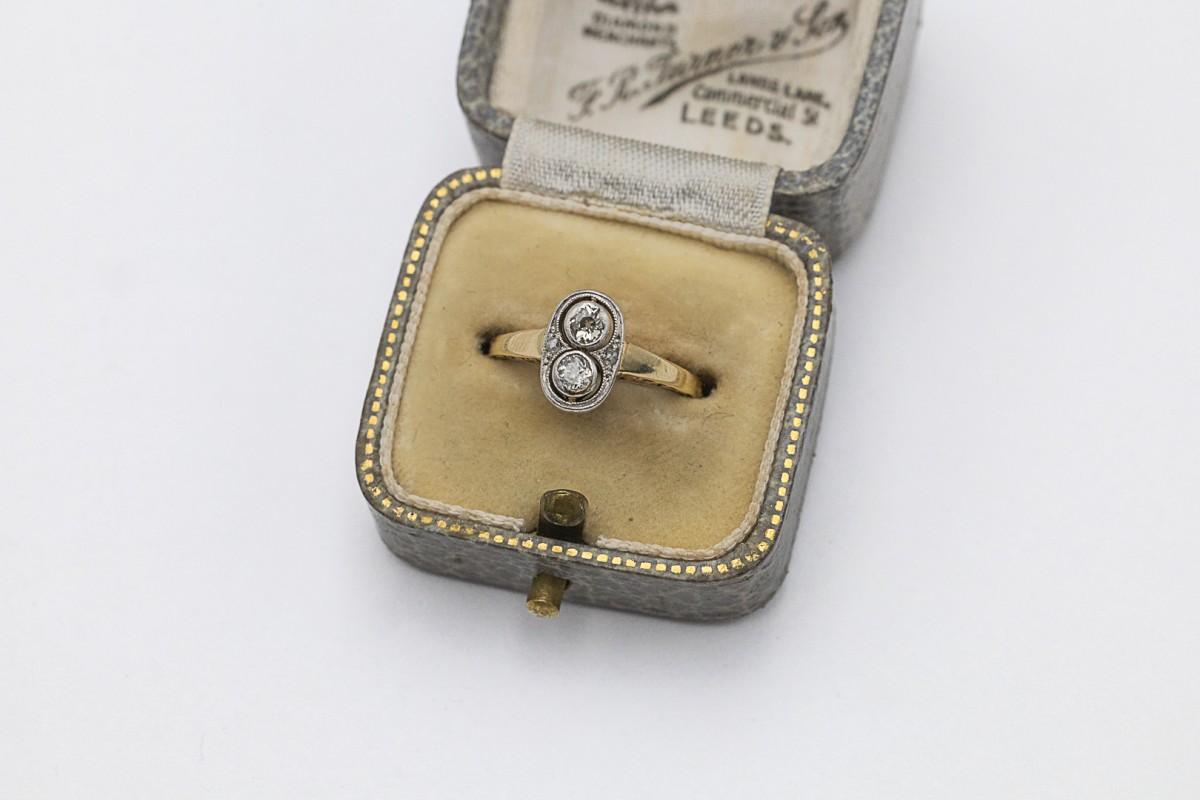 Art déco Bague ancienne avec deux diamants de 0,20 ct et gravure florale, années 1930. en vente