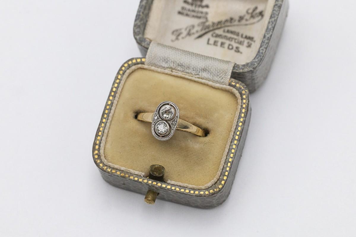 Taille vieille Europe Bague ancienne avec deux diamants de 0,20 ct et gravure florale, années 1930. en vente