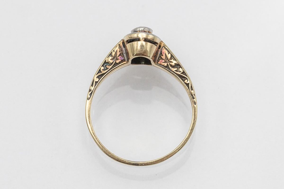 Bague ancienne avec deux diamants de 0,20 ct et gravure florale, années 1930. Bon état - En vente à Chorzów, PL