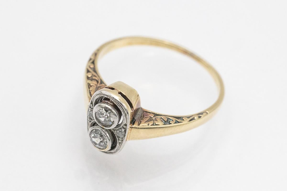 Bague ancienne avec deux diamants de 0,20 ct et gravure florale, années 1930. Pour femmes en vente