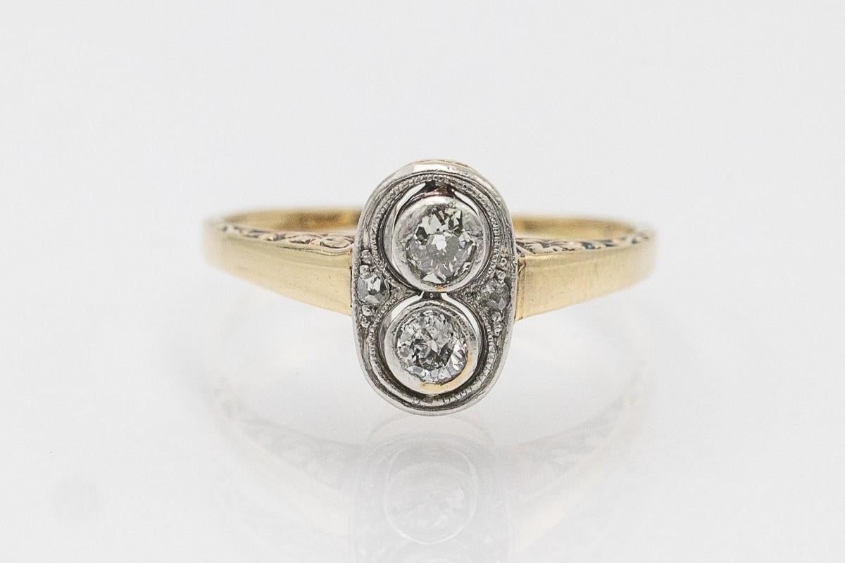 Bague ancienne avec deux diamants de 0,20 ct et gravure florale, années 1930. en vente 1