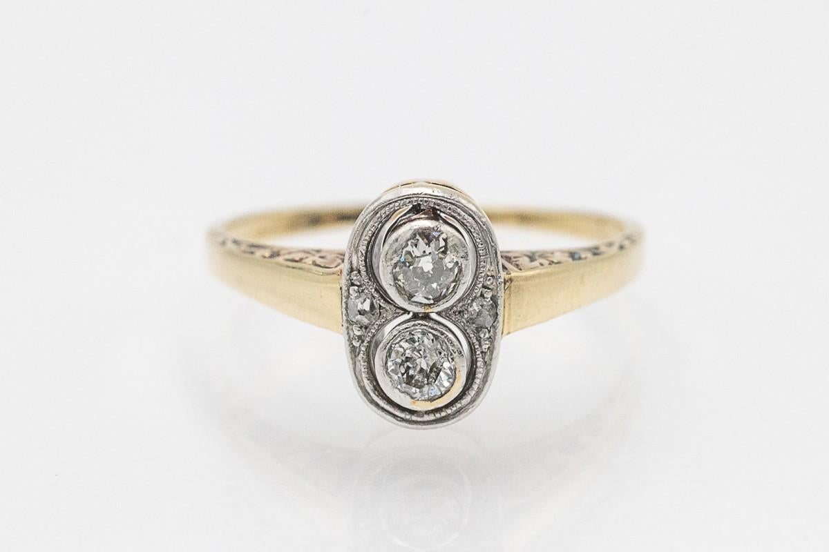 Bague ancienne avec deux diamants de 0,20 ct et gravure florale, années 1930. en vente 2