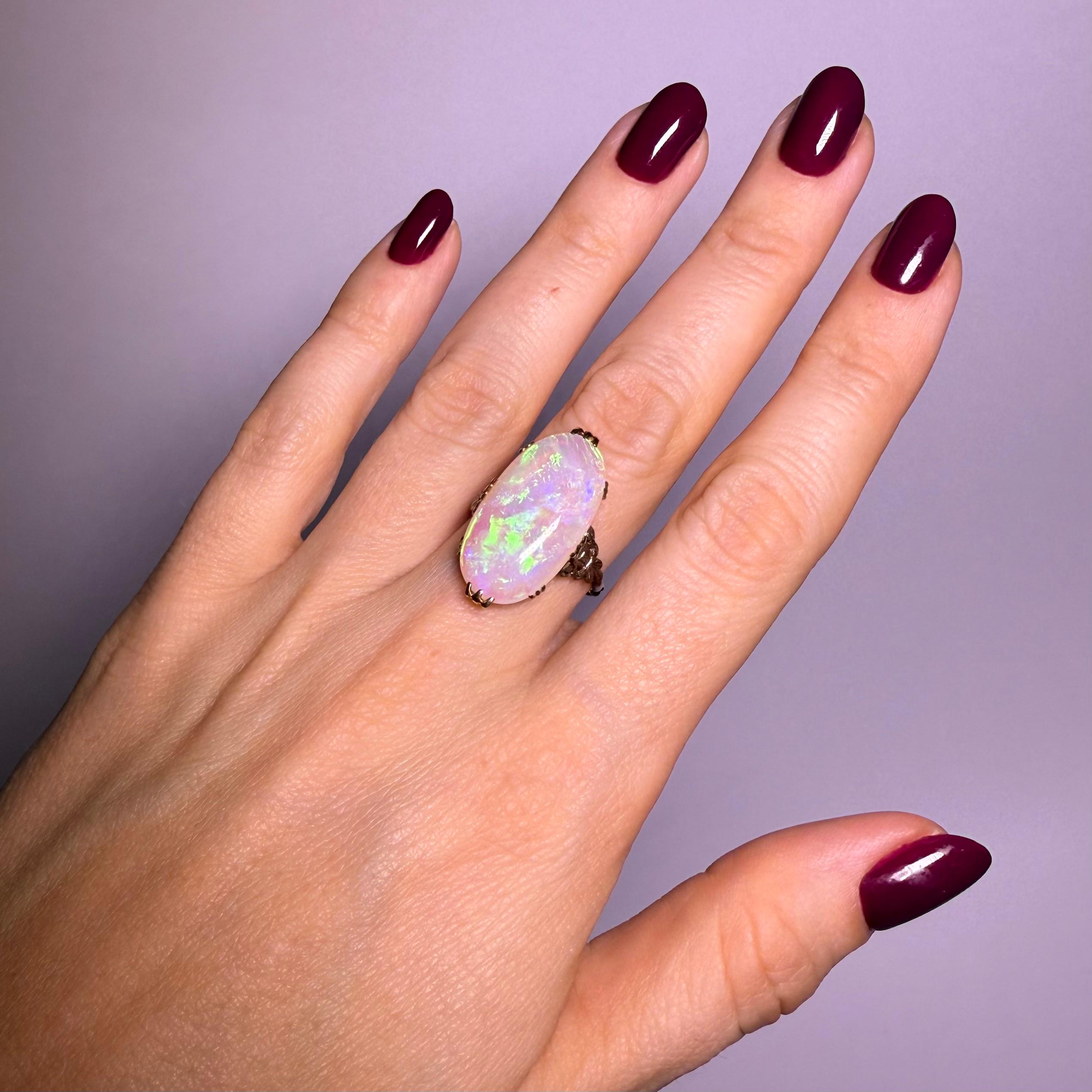 Antique Ring with White Opal in 9 Karat Yellow Gold & Silver In Good Condition For Sale In Lucerne, CH