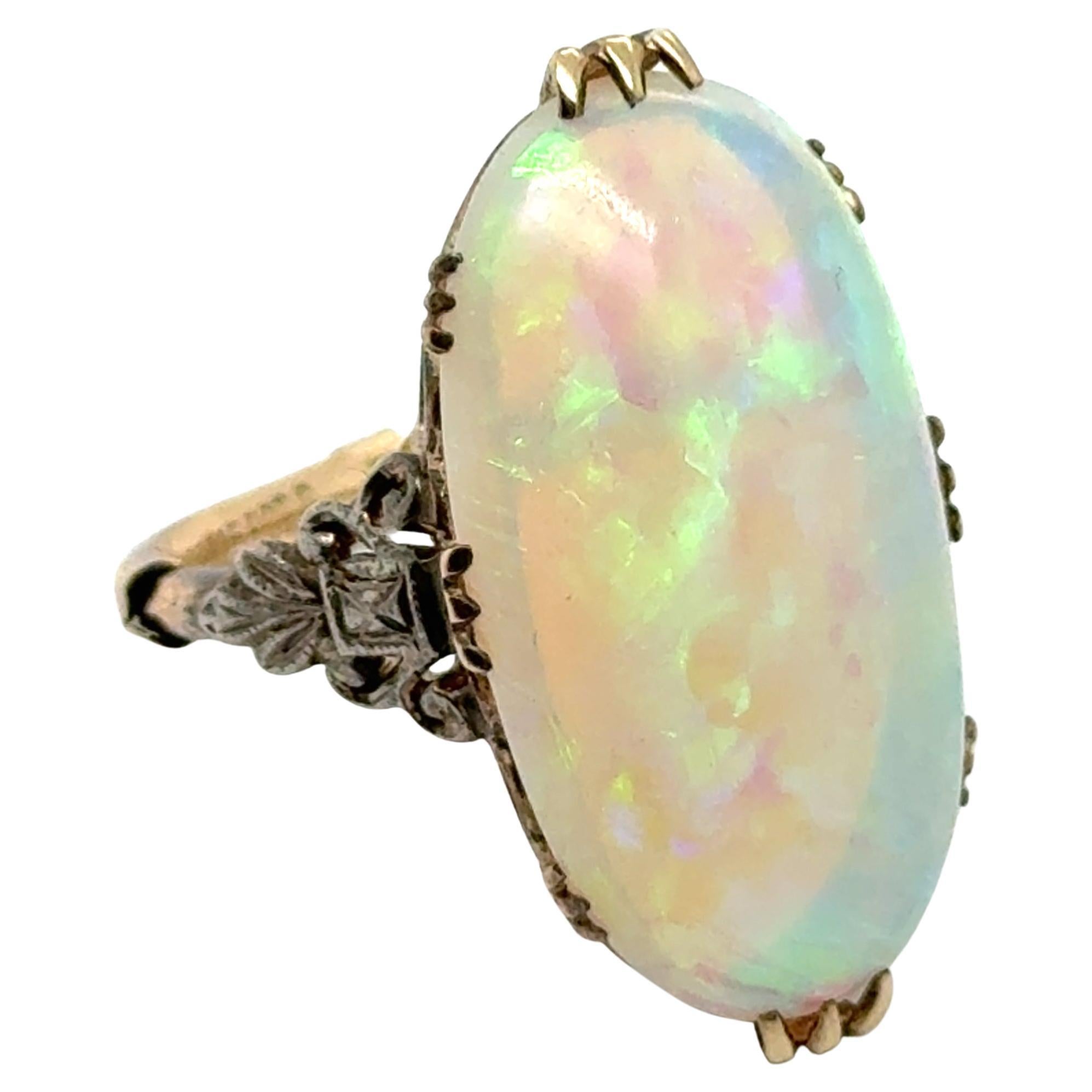 Anillo antiguo con ópalo blanco en oro amarillo de 9 quilates y plata