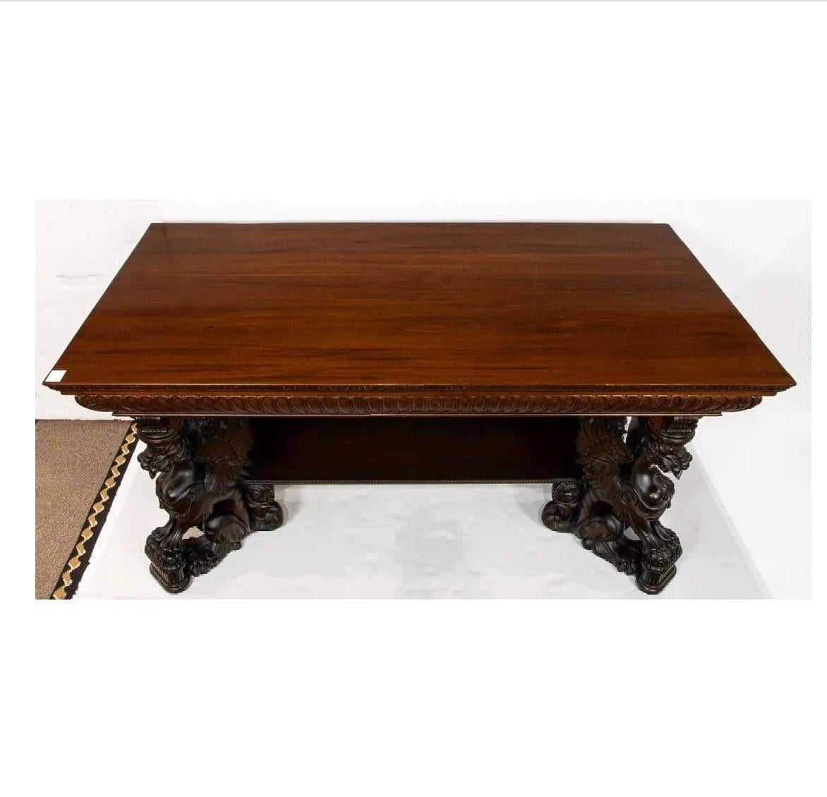 Américain Antiquities R.J. Table de bibliothèque Horner en acajou sculpté avec supports de griffon ailé en vente