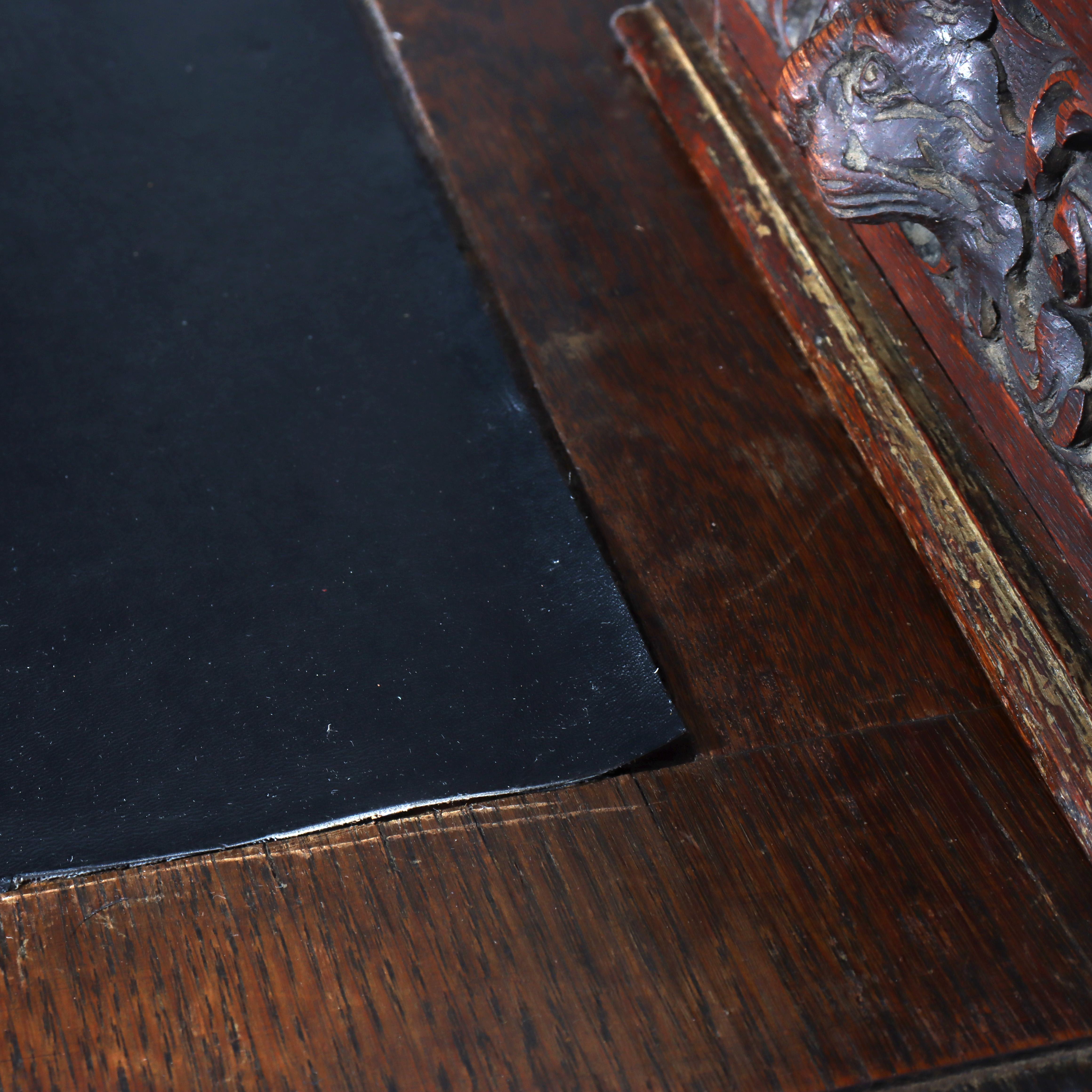 Ancien bureau à genoux en Oak Oak sculpté de RJ Horner avec poignées figuratives sculptées c1910 en vente 5