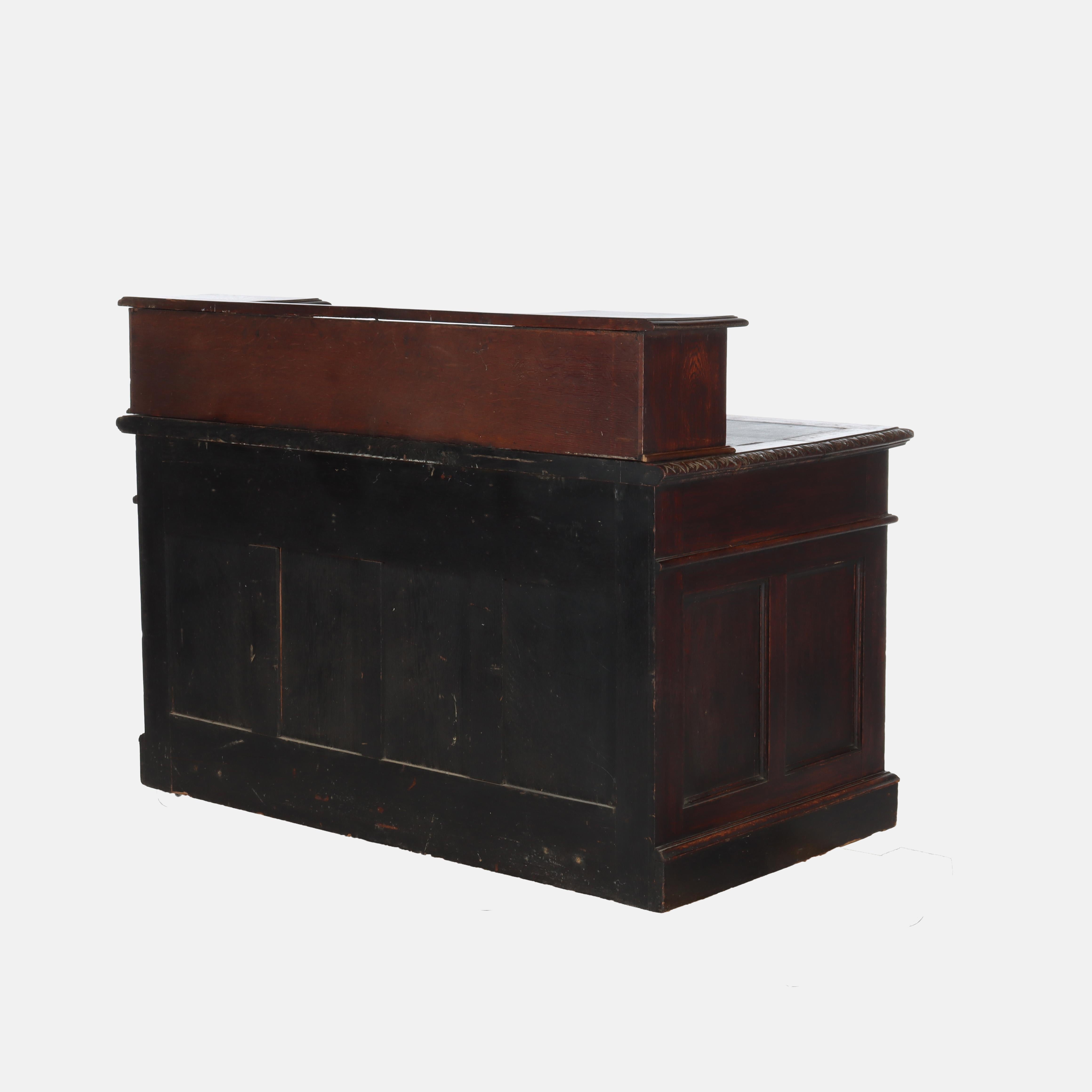 Ancien bureau à genoux en Oak Oak sculpté de RJ Horner avec poignées figuratives sculptées c1910 en vente 10