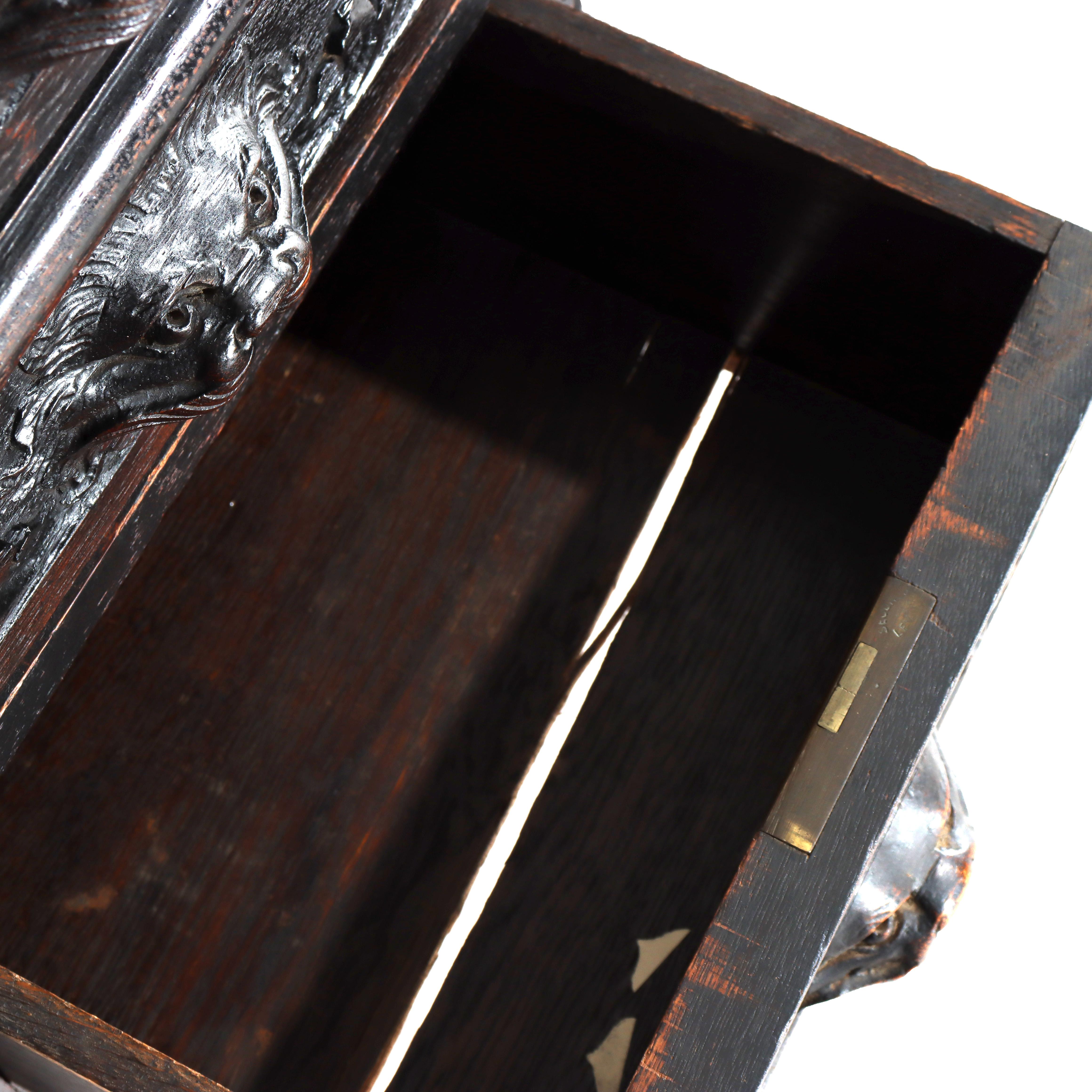 20ième siècle Ancien bureau à genoux en Oak Oak sculpté de RJ Horner avec poignées figuratives sculptées c1910 en vente